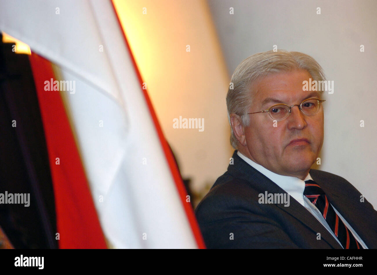 Außenminister von Deutschland Frank-Walter Steinmeier befasst sich mit die Medien während einer Pressekonferenz nach einem bilateralen Treffen in Jakarta am 27. Februar 2008. Steinmeier statt ein bilaterales Treffens zur Förderung der Beziehung zwischen den beiden Ländern während seiner zwei Tage besuchen. Stockfoto