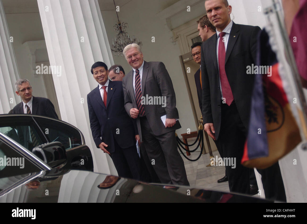 Bundesaußenminister von Germany Frank-Walter Steinmeier (C) teilt einen hellen Moment mit Indonesian Foreign Minister Hassan Wirayuda (C) vor der Abreise des fremden Ministerium Büros in Jakarta am 27. Februar 2008. Steinmeier statt ein bilaterales Treffens, Beziehung zwischen den beiden Ländern zu steigern Stockfoto