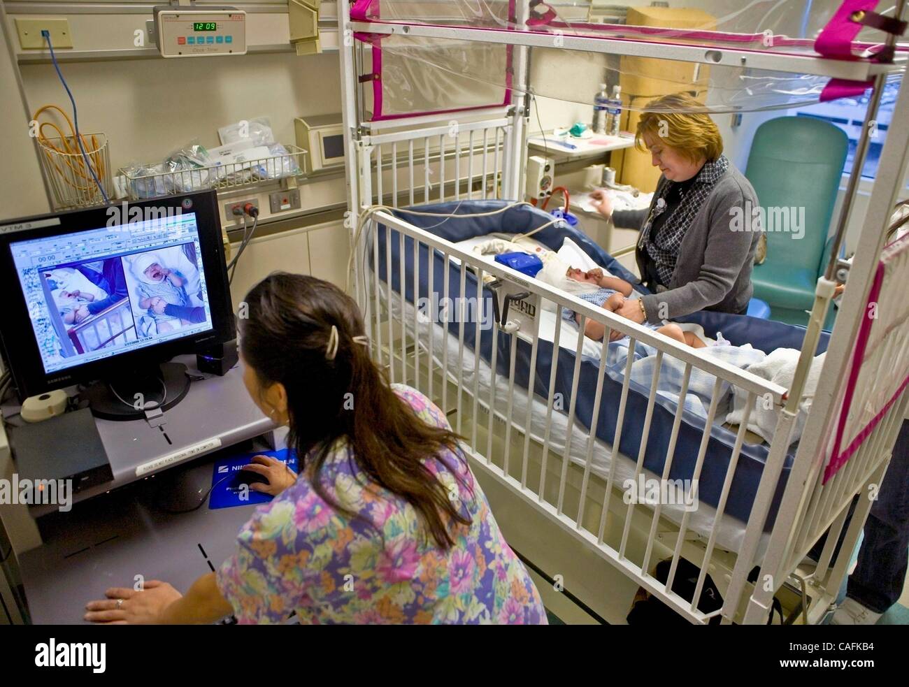 27. Februar 2008 trägt - Los Angeles, Kalifornien, USA - ein Kind Junge in einem California Krankenhaus spinal Bifida leidet, eine Elektrode gefüllten EEG (Elektroenzephalographie) "Elektrode Cap" und dicke Litze Kabel mit Computer-monitoring-der Zustand des Kindes beinhaltet eine closed Circuit television Stockfoto