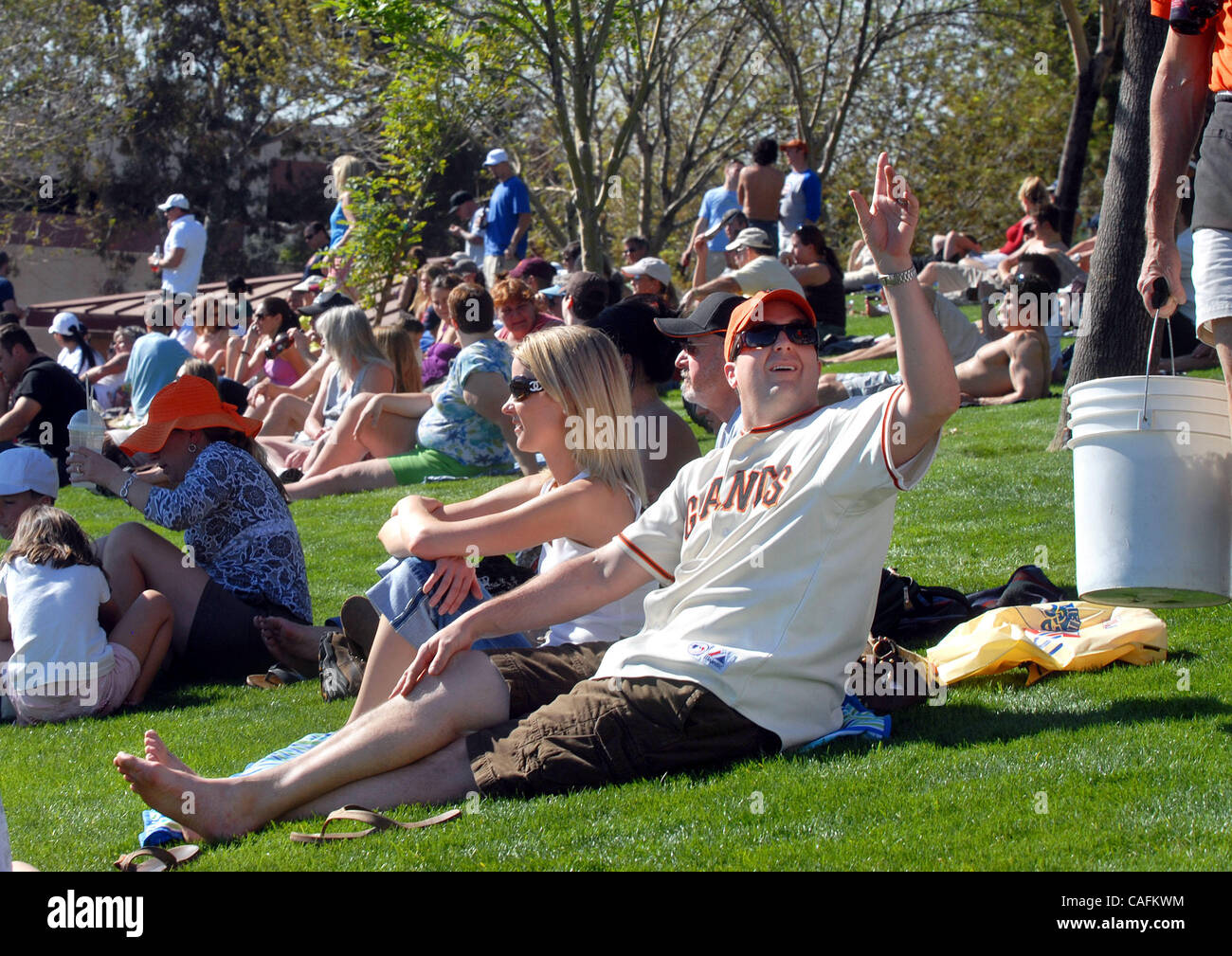 Riesen fan Bryan Ruane, rechten, Bestellungen ein Bier beim Sitzen im linken Feld Ventilatorteil während die Giants erste Spring Training Cactus League Spiel gegen die Chicago Cubs im Scottsdale Stadium in Scottsdale, Arizona auf Donnerstag, 28. Februar 2008.  Ruane, der ursprünglich aus San Francisco und wer ist Stockfoto