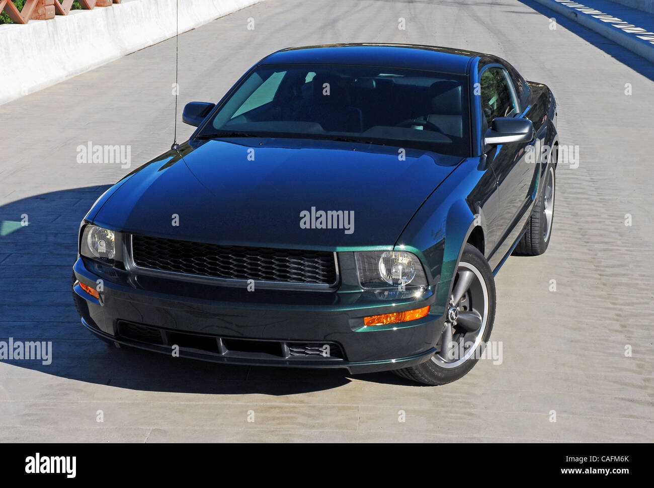 29. Februar 2008 - Los Angeles, Kalifornien, USA - Ford-Ingenieure modifiziert die 2008 Mustang Bullitt Fahrwerk und Federung zur Feinabstimmung Handhabung und sorgen für die zusätzliche Leistung und Drehmoment aus dem 4,6 Liter V8 wird für einen guten Zweck. Die Bremsen wurden auch mit aggressiver vorderen Carbon-Meta verbessert Stockfoto