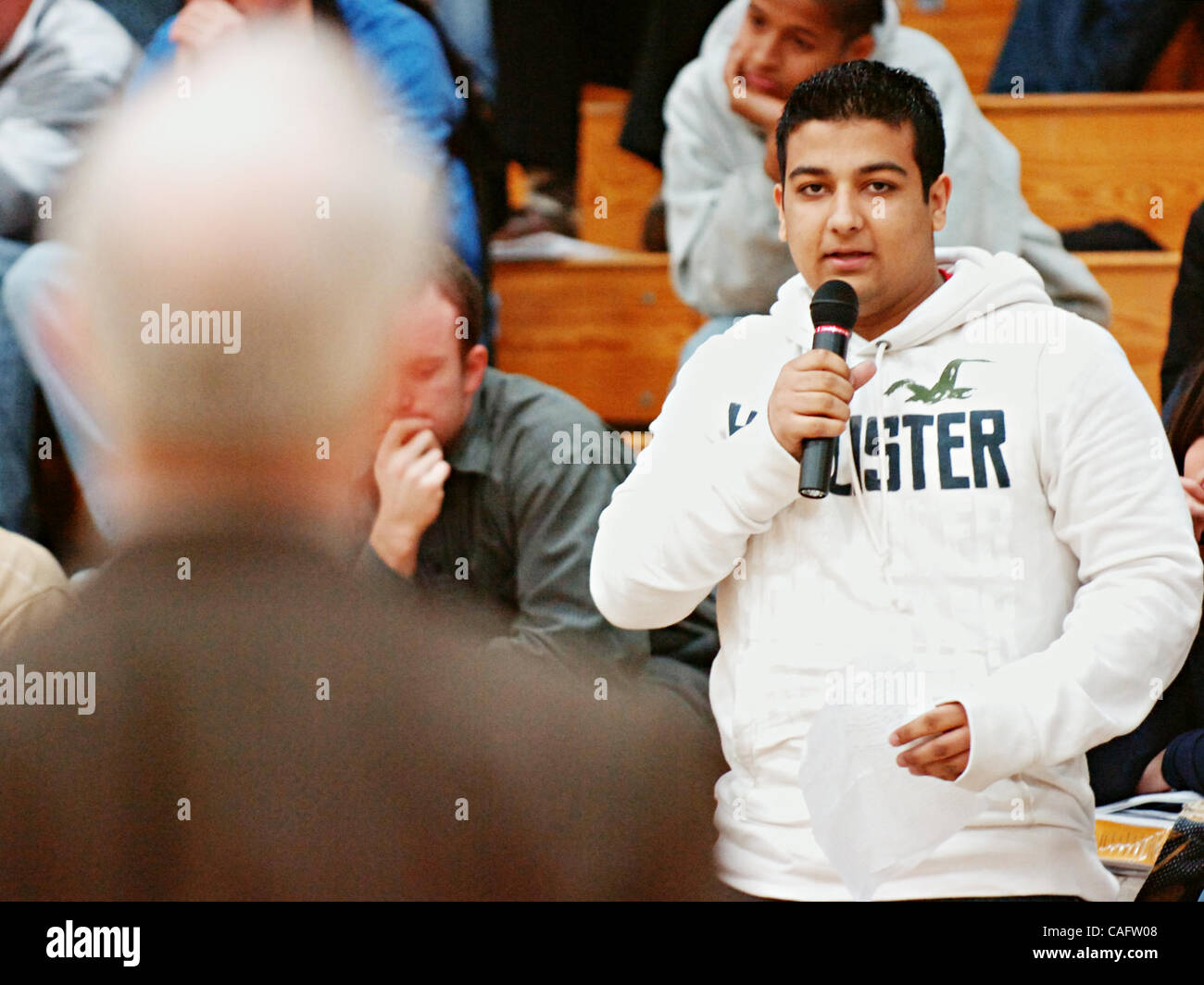 Schüler Justin Gill, 17, Kongressabgeordnete Jerry McNerney eine Frage stellt über den Umgang mit Parteilichkeit in Washington während ein offenes Forum mit McNerney an West High School am Mittwoch, 20. Februar 2008 in Tracy, Kalifornien Westen hohe Geschichte und Regierung, die Studenten McNerney hörte sprechen über die impo Stockfoto