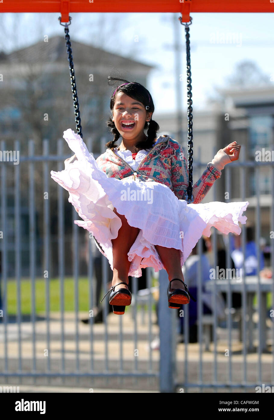 Abigail Armendaris, spielt 13 Jahre alt, auf der Schaukel während der Eröffnung von Nevin Park und Gemeindezentrum in Richmod, Kalifornien am Samstag, 31. Januar 2009. (Dean Coppola/Personal) Stockfoto