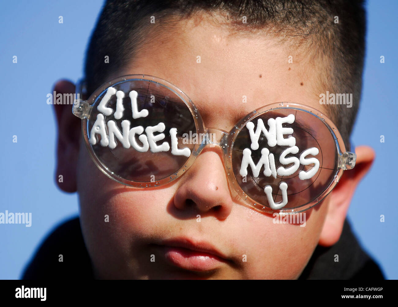 Daniel García Beltran trägt eine Nachricht auf seine Brille für seinen älteren Bruder Angel während ein Denkmal für getöteten Studenten Angel Beltran und Cameron Russell an Kennedy High School in Richmond, Kalifornien auf Freitag, 30. Januar 2009. Beide Studenten wurden geschossen und getötet in separaten Zwischenfällen innerhalb der letzten wee Stockfoto