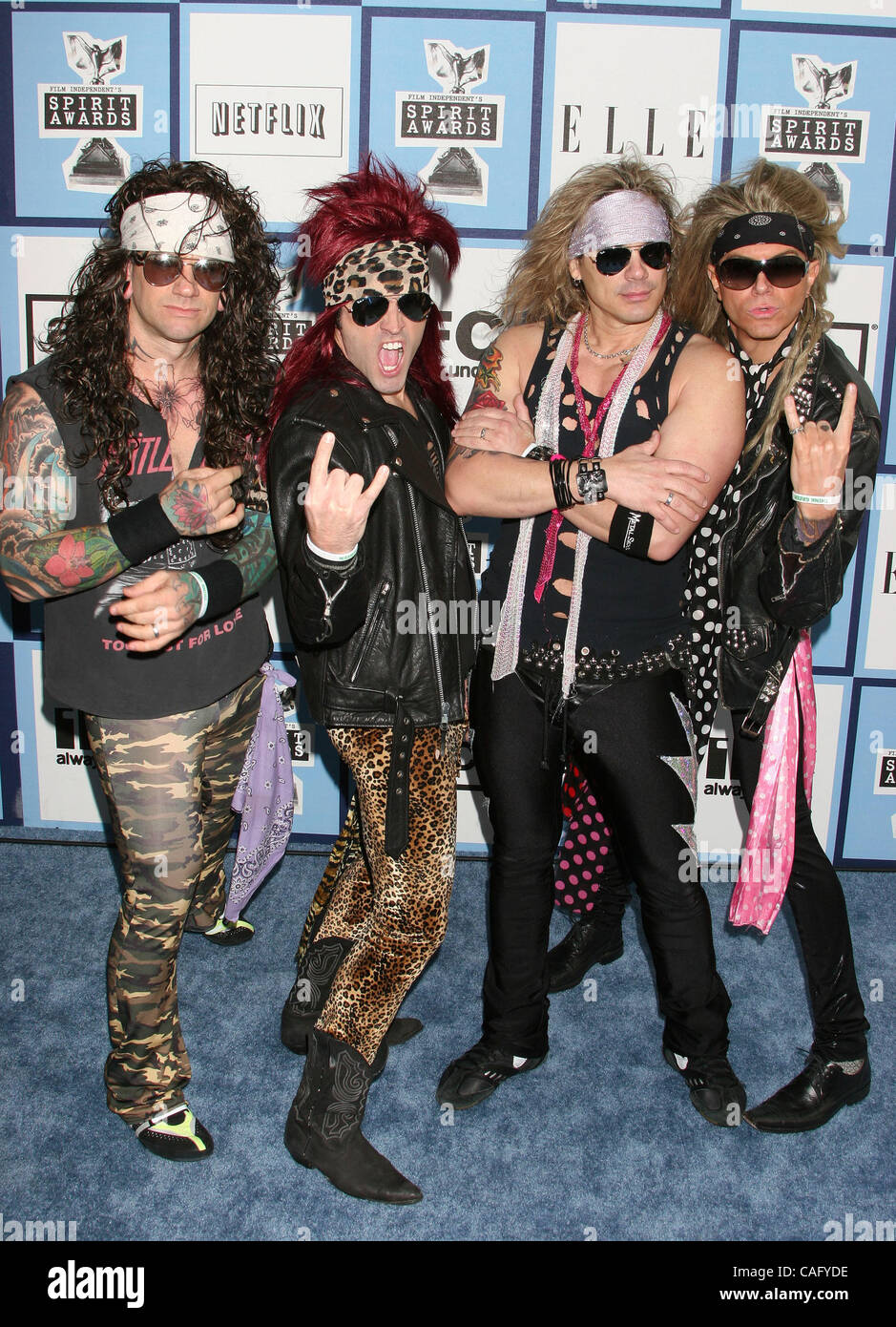 23. Februar 2008 - Santa Monica, Kalifornien, USA - Glam-Rock-Parodie-Band statt Metall SKOOL Ankunft bei den Independent Spirit Awards 2008 in einem Zelt am Strand von Santa Monica. (Kredit-Bild: © Paul Fenton/ZUMA Press) Stockfoto