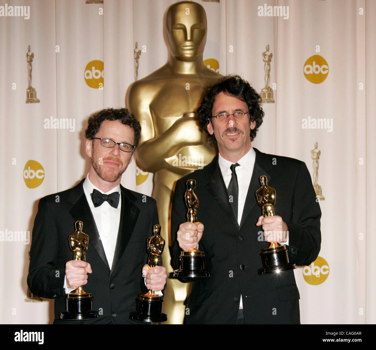 24. Februar 2008 statt - Hollywood, Kalifornien, USA - (L-R) ETHAN COEN und JOEL COEN holding Oscars für "No Country for Old Men" im Presseraum an der 80. Oscar-Verleihung im Kodak Theatre in Hollywood. (Kredit-Bild: © Lisa O'Connor/ZUMA Press) Stockfoto