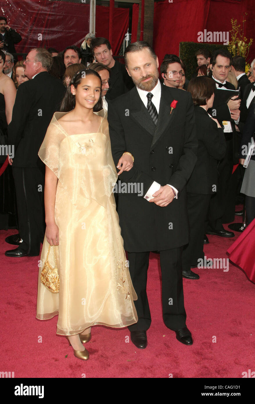 24. Februar 2008 - Hollywood, Kalifornien, USA - Schauspieler VIGGO MORTENSEN & Tochter, die Ankunft in der 80. Oscar-Verleihung im Kodak Theatre in Hollywood statt. (Kredit-Bild: © Paul Fenton/ZUMA Press) Stockfoto