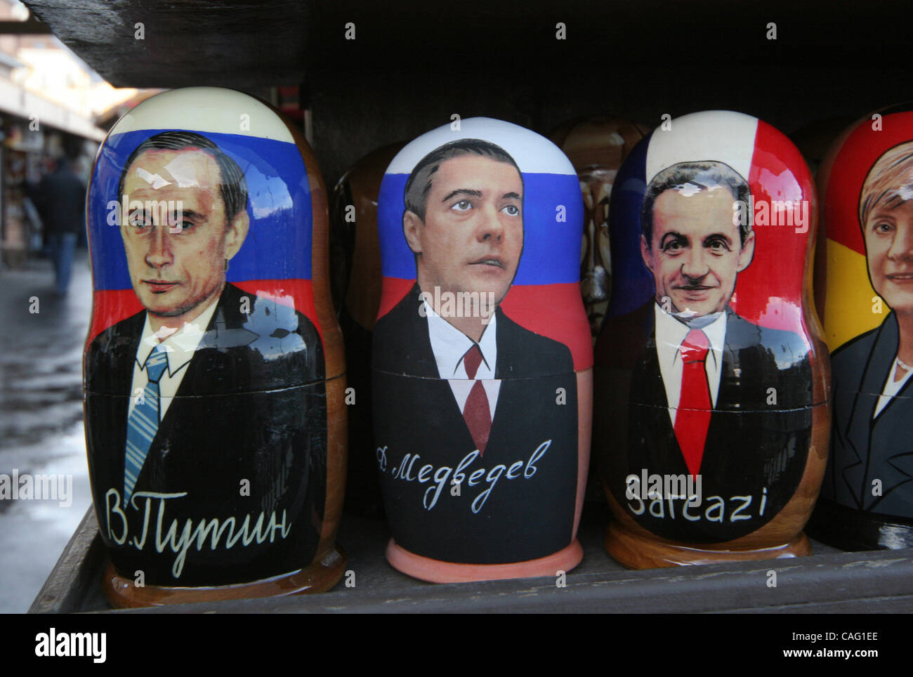 Matroschka Puppen zum Verkauf in St. Petersburg. Matroschka Holzpuppen mit Bildern von potentiellen nächsten russischen Präsidenten Dmitry Medvedev und aktuellen russischen Präsidenten Vladimir Putin (l), Matroschka-Puppe mit dem Bild des French President Sarkozy (r). Matrjoschka ist eine russische verschachtelte Puppe - eine Reihe von Puppen o Stockfoto