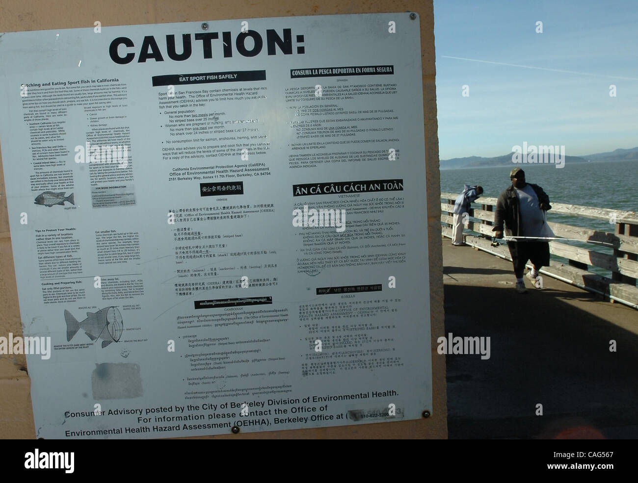 Ein Warnschild mit vorgeschlagenen Verbrauch grüßt Angler zum Pier in Berkeley, Kalifornien auf Montag, 11. Februar 2008. Eine staatliche Wasserbehörde Umweltverschmutzung hat einen Plan, um San Francisco und Suisun Buchten von PCBs. befreien vorgestellt (Kristopher Skinner / Contra Costa Times) Stockfoto