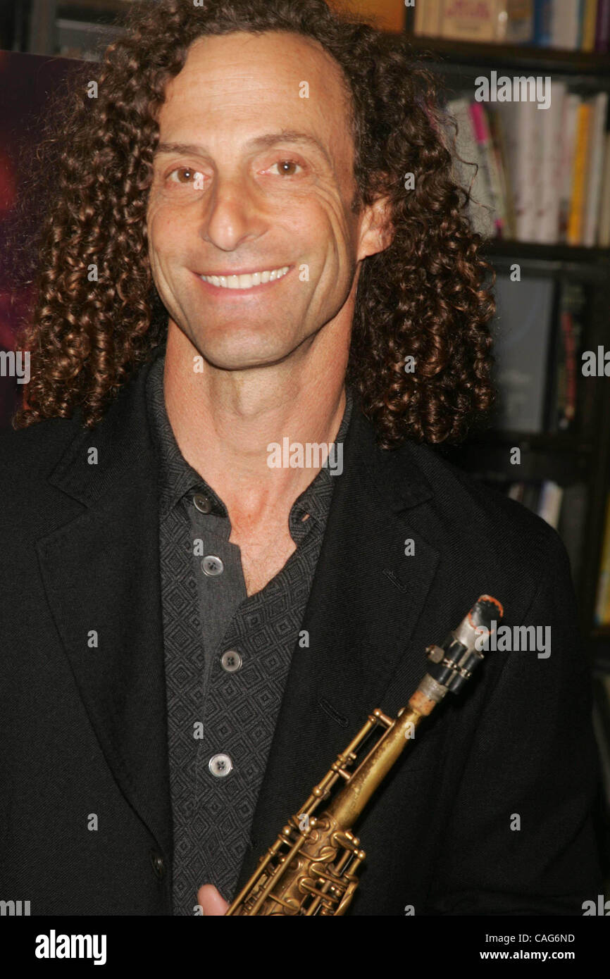13. Februar 2008 führt - New York, New York, USA - KENNY G an den Grenzen, Bücher und Musik, seine neue ALBULM zu fördern. '' RHYTHMUS ROMANTIK ''. COLUMBUS CIRCLE 13.02.2008.       2008.KENNY G. K56447RM (Kredit-Bild: © Rick Mackler/Globe Photos/ZUMAPRESS.com) Stockfoto