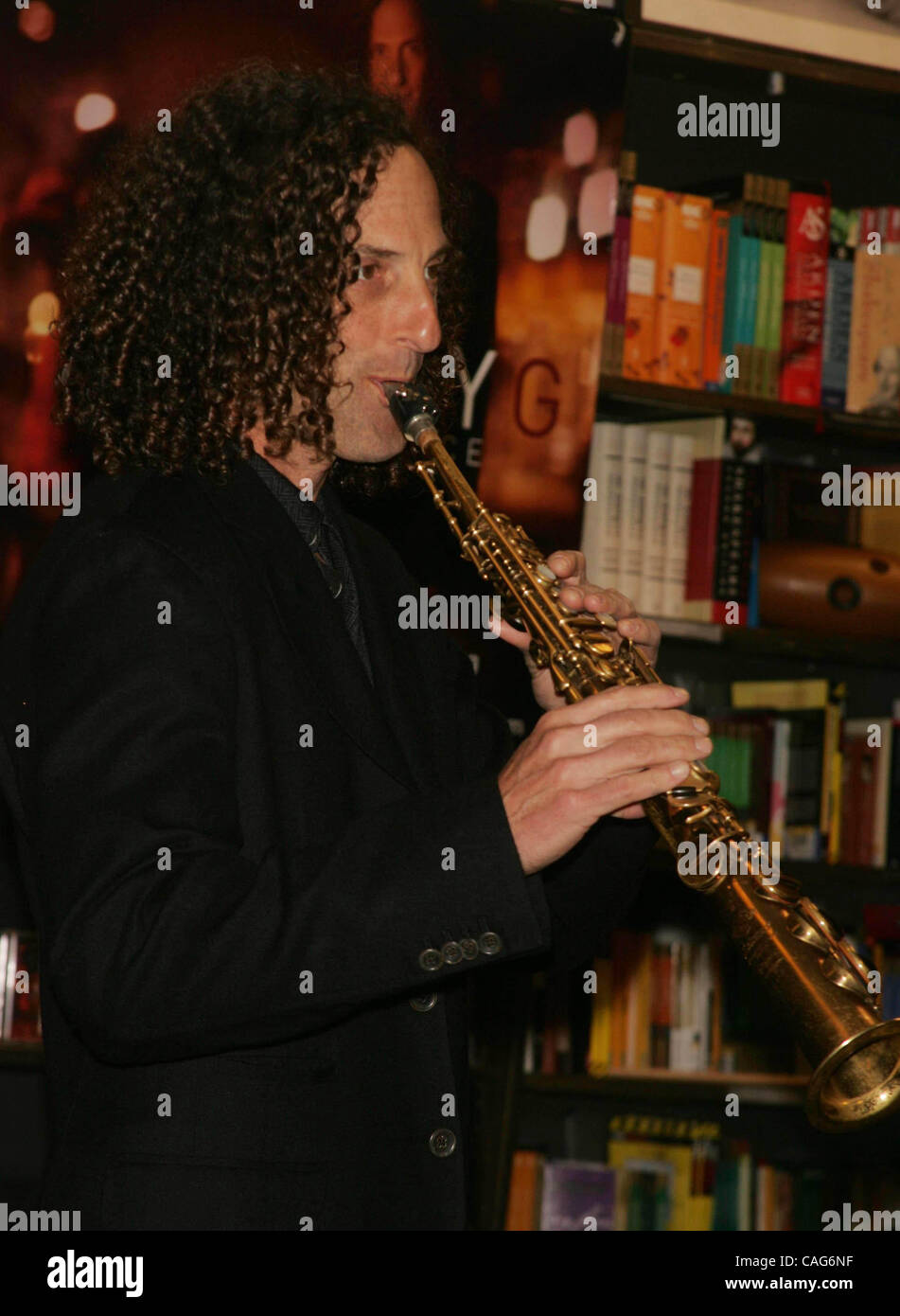 13. Februar 2008 führt - New York, New York, USA - KENNY G an den Grenzen, Bücher und Musik, seine neue ALBULM zu fördern. '' RHYTHMUS ROMANTIK ''. COLUMBUS CIRCLE 13.02.2008.       2008.KENNY G. K56447RM (Kredit-Bild: © Rick Mackler/Globe Photos/ZUMAPRESS.com) Stockfoto