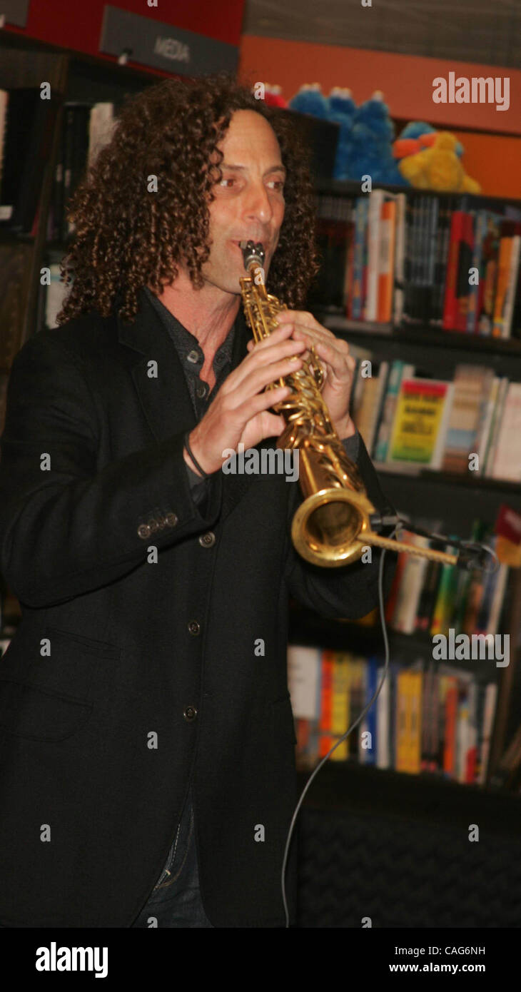 13. Februar 2008 führt - New York, New York, USA - KENNY G an den Grenzen, Bücher und Musik, seine neue ALBULM zu fördern. '' RHYTHMUS ROMANTIK ''. COLUMBUS CIRCLE 13.02.2008.       2008.KENNY G. K56447RM (Kredit-Bild: © Rick Mackler/Globe Photos/ZUMAPRESS.com) Stockfoto