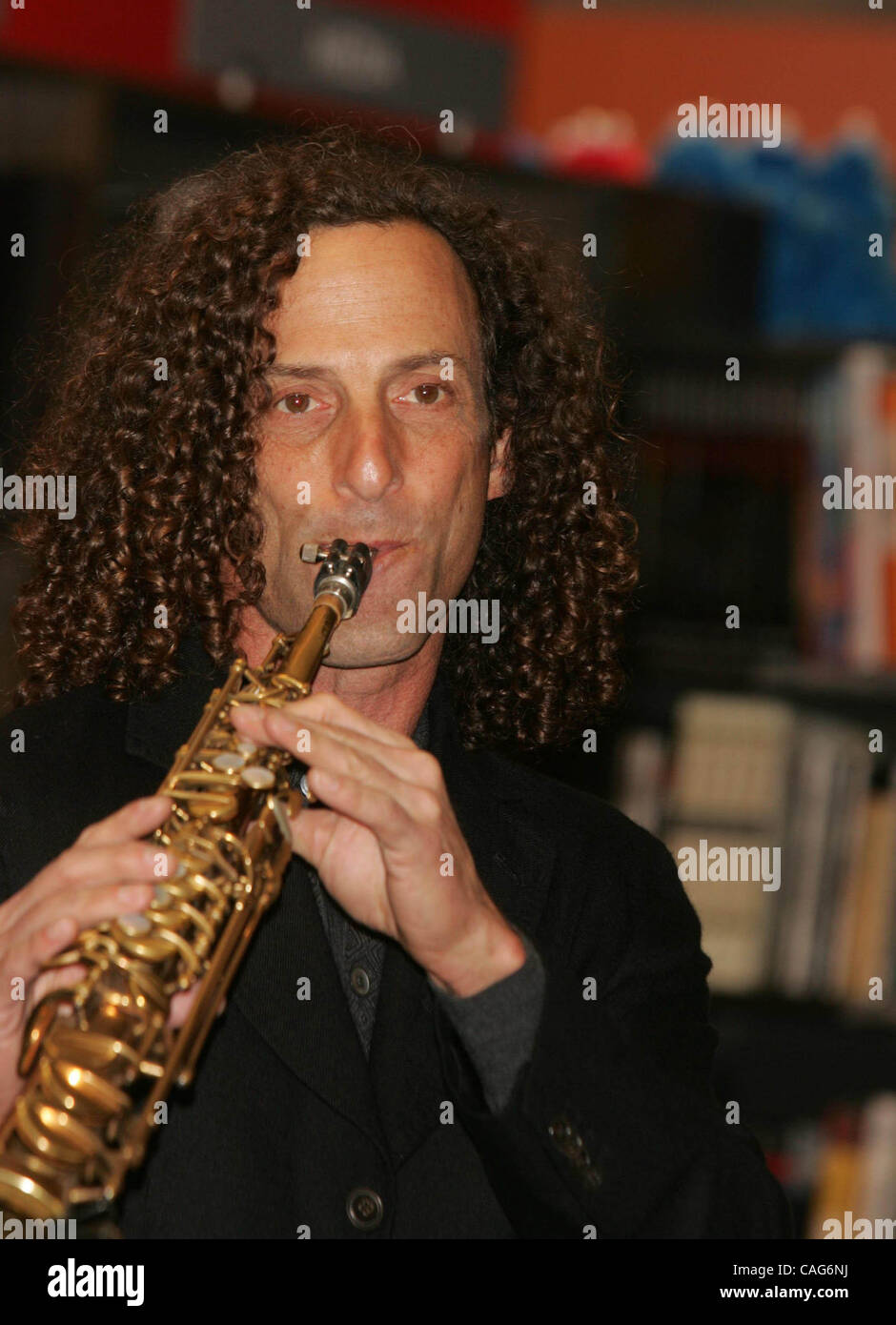 13. Februar 2008 führt - New York, New York, USA - KENNY G an den Grenzen, Bücher und Musik, seine neue ALBULM zu fördern. '' RHYTHMUS ROMANTIK ''. COLUMBUS CIRCLE 13.02.2008.       2008.KENNY G. K56447RM (Kredit-Bild: © Rick Mackler/Globe Photos/ZUMAPRESS.com) Stockfoto