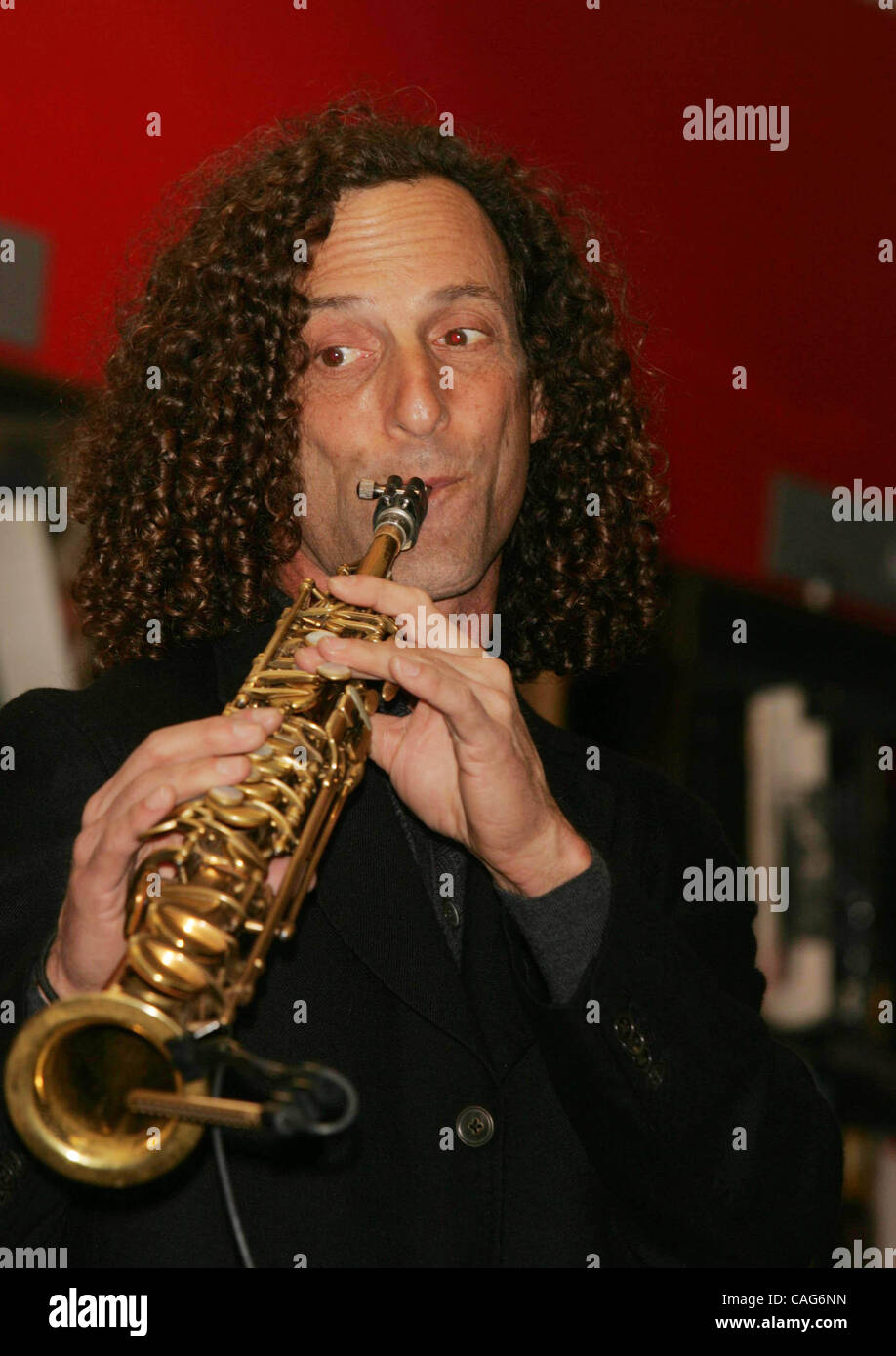 13. Februar 2008 führt - New York, New York, USA - KENNY G an den Grenzen, Bücher und Musik, seine neue ALBULM zu fördern. '' RHYTHMUS ROMANTIK ''. COLUMBUS CIRCLE 13.02.2008.       2008.KENNY G. K56447RM (Kredit-Bild: © Rick Mackler/Globe Photos/ZUMAPRESS.com) Stockfoto
