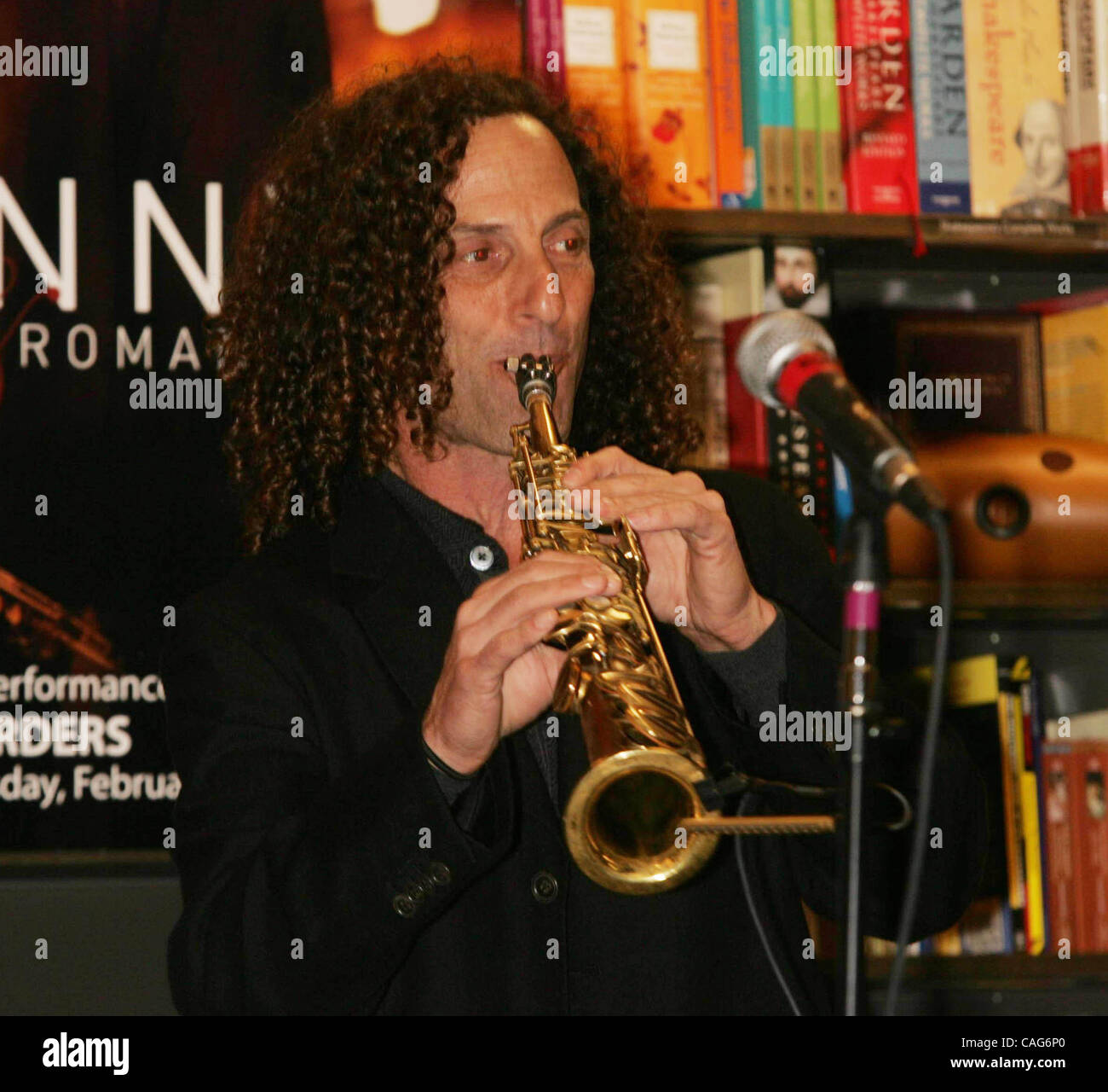 13. Februar 2008 führt - New York, New York, USA - KENNY G an den Grenzen, Bücher und Musik, seine neue ALBULM zu fördern. '' RHYTHMUS ROMANTIK ''. COLUMBUS CIRCLE 13.02.2008.       2008.KENNY G. K56447RM (Kredit-Bild: © Rick Mackler/Globe Photos/ZUMAPRESS.com) Stockfoto
