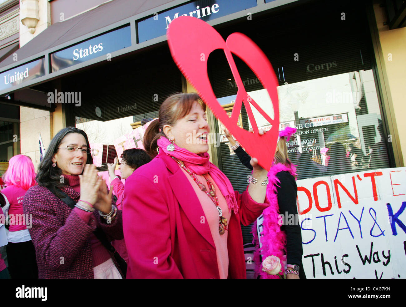 Code Pink Friedensaktivisten inszeniert einen Kuss-Donnerstag vor dem Marine Corps Personalbeschaffung in Berkeley. Stockfoto