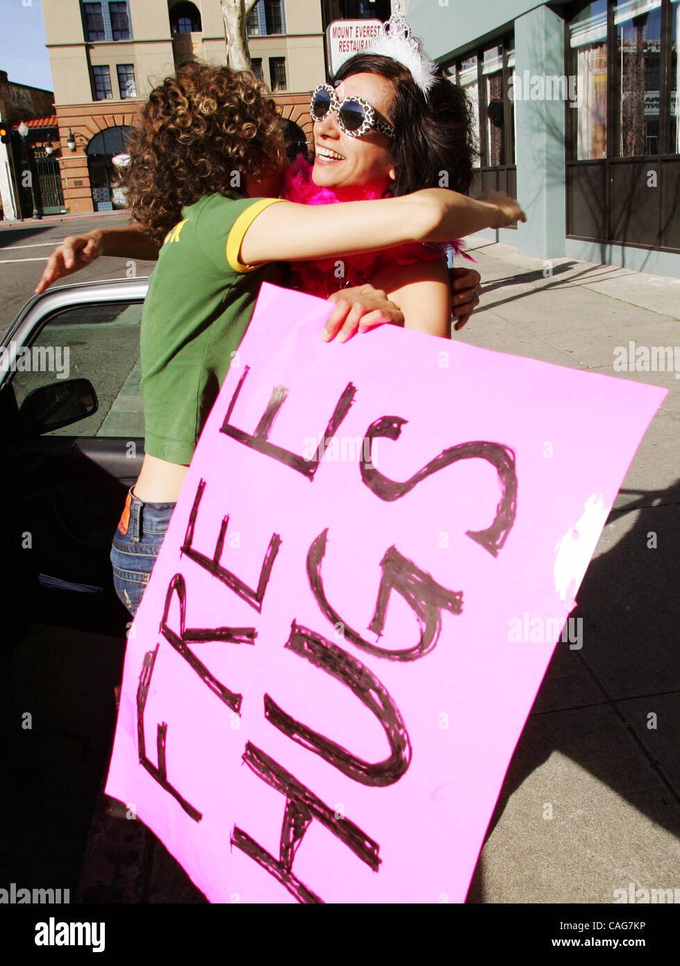 Nancy Mancias, bietet eine Code-Pink Friedensaktivistin kostenlose Umarmungen auf der anderen Straßenseite aus Berkeley Marine Corps recruiting Office Donnerstag. Code-Pink statt ein Kiss-In im Büro zur Förderung des Friedens. Stockfoto