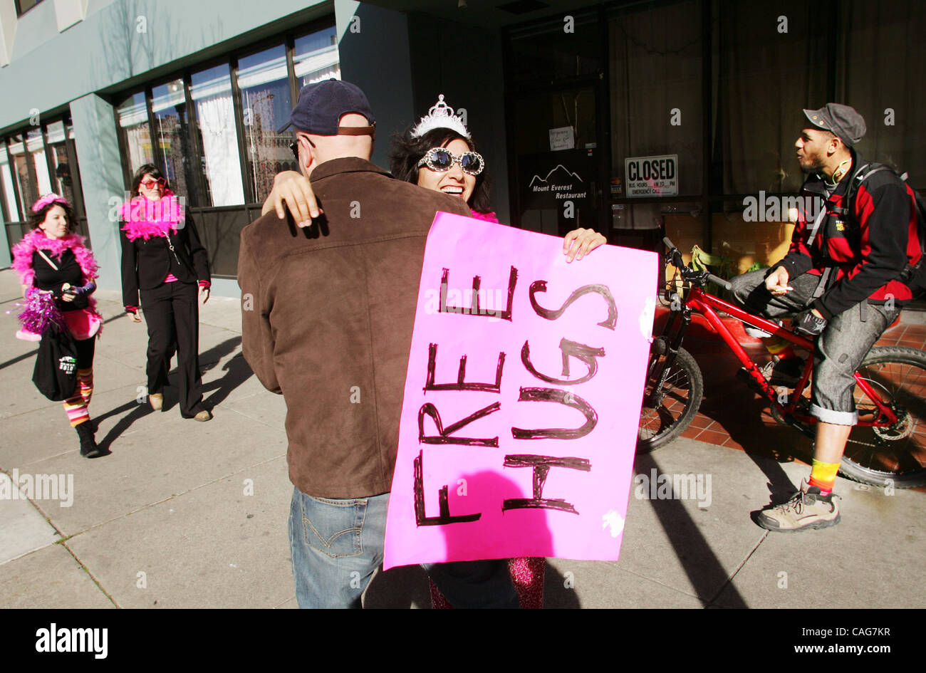 Nancy Mancias, eine Code-Pink Friedensaktivistin bietet kostenlose Umarmungen auf der anderen Straßenseite aus Berkeley Marine Corps recruiting Office Donnerstag. Code-Pink statt ein Kiss-In im Büro zur Förderung des Friedens. Stockfoto