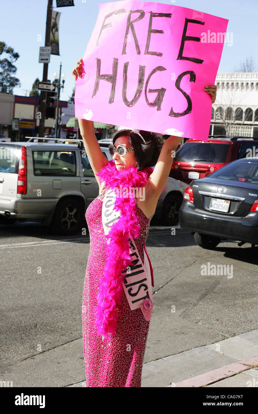 Nancy Mancias, eine Code-Pink Friedensaktivistin bietet kostenlose Umarmungen auf der anderen Straßenseite aus Berkeley Marine Corps recruiting Office Donnerstag. Code-Pink statt ein Kiss-In im Büro zur Förderung des Friedens. Stockfoto