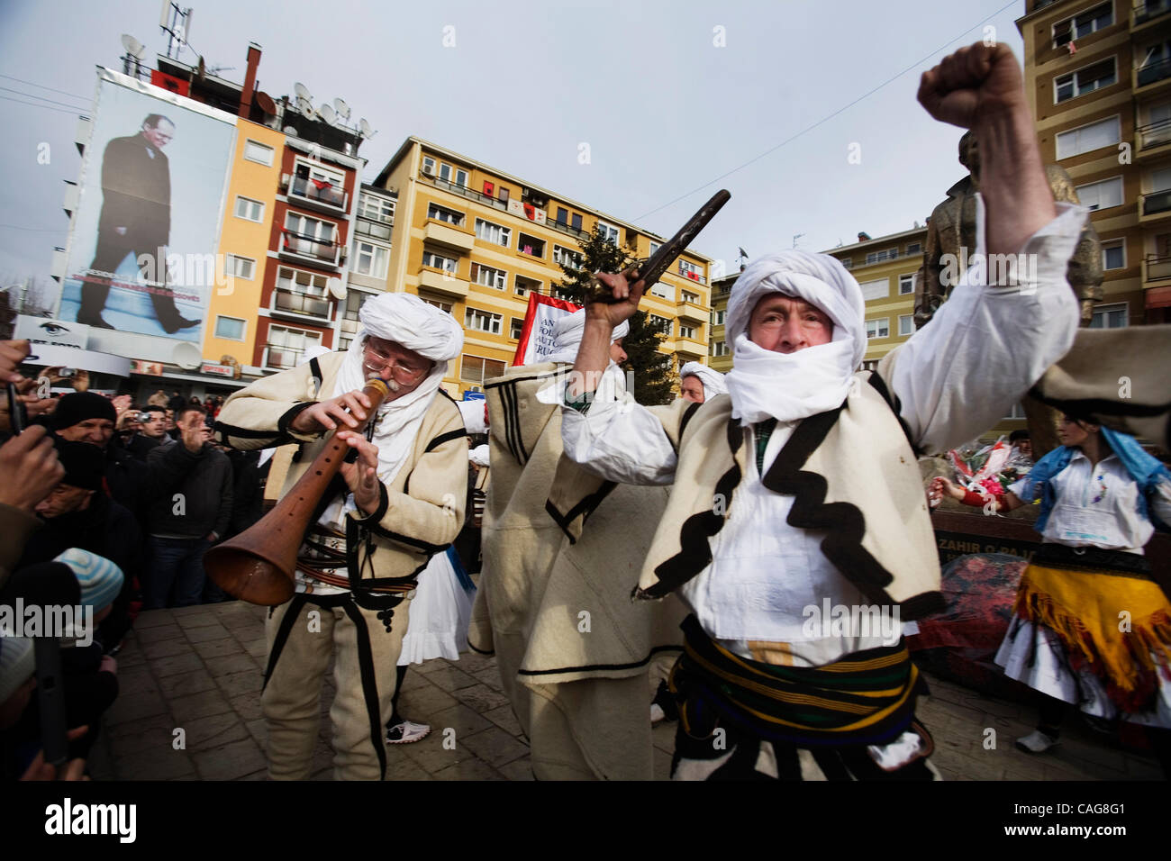 16. Februar 2008 - Pristina, Kosovo - Albaner feiern am nächsten Tag der Unabhängigkeit des Kosovo in der Innenstadt von Pristina. (Kredit-Bild: © Ikuru Kuwajima/ZUMA Press) Stockfoto