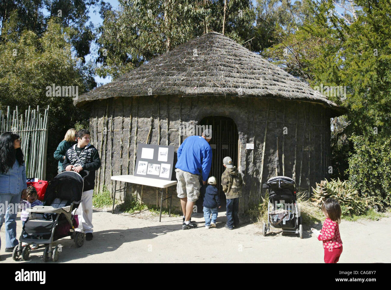 Besucher besichtigen eine Hütte-Replik aus Ost-Afrika Kikuyu Stamm als Teil der neuen Ausstellung im Oakland Zoo in Oakland, Kalifornien, auf Samstag, 16. Februar 2008.  (Ray Chavez/der Oakland Tribune) Stockfoto