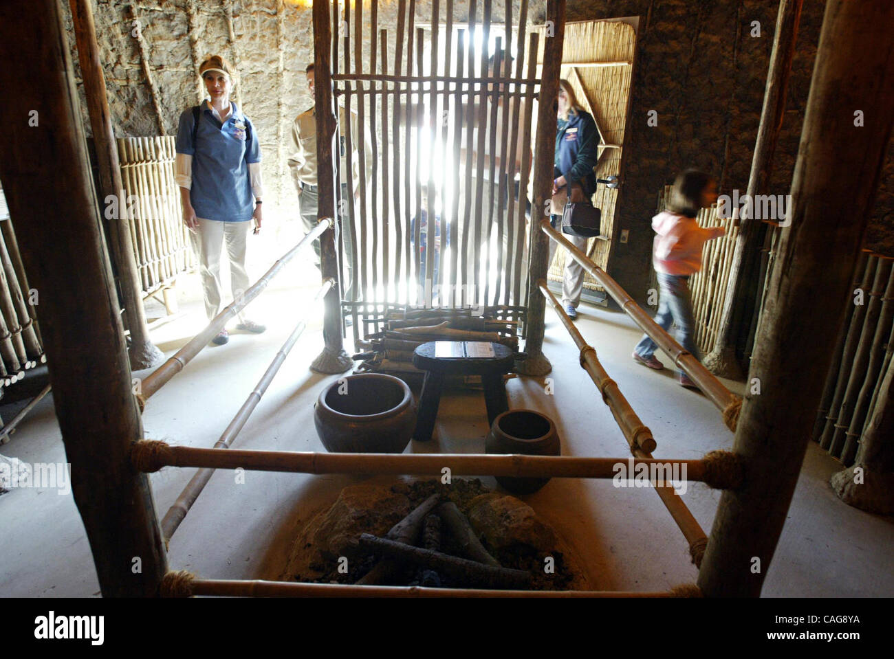 Besucher besichtigen eine Hütte-Replik aus Ost-Afrika Kikuyu Stamm als Teil der neuen Ausstellung im Oakland Zoo in Oakland, Kalifornien, auf Samstag, 16. Februar 2008.  (Ray Chavez/der Oakland Tribune) Stockfoto