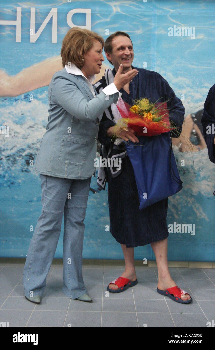 VIP-Wettschwimmen in Sankt Petersburg. Ersten Vize-Premier der russischen Regierung Sergei Naryshkin (r) (einer der Kreml nächstgelegene Mannes Präsidenten Putin) Teilnahme an der VIP-Wettschwimmen im Schwimmbad von St. Petersburg. Naryschkin abgebildet mit Gouverneur von St. Petersburg Valentina Matvyenko) Stockfoto