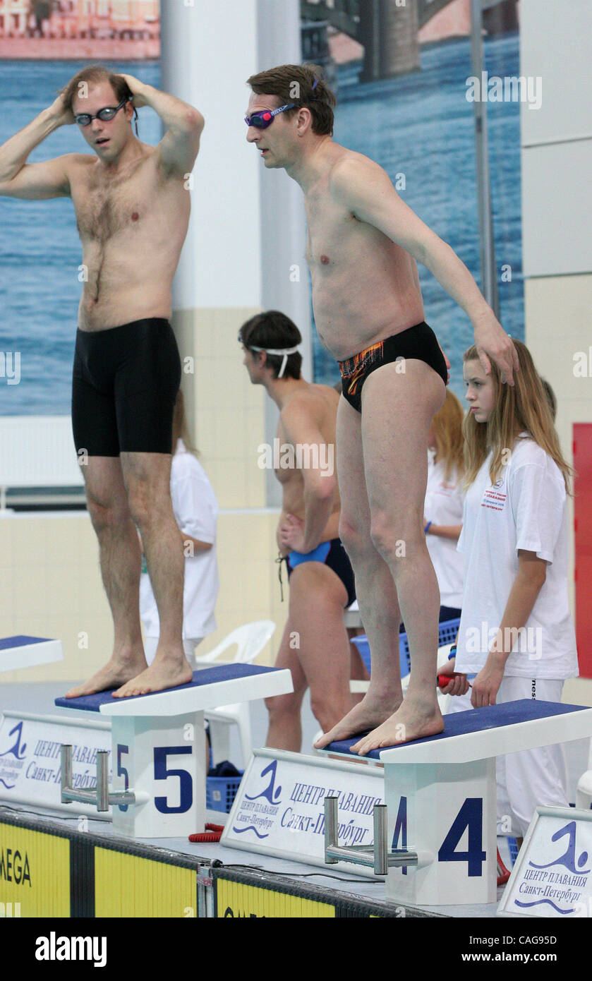 VIP-Wettschwimmen in Sankt Petersburg. Ersten Vize-Premier der russischen Regierung Sergei Naryshkin (r) (einer der Kreml nächstgelegene Mannes Präsidenten Putin) Teilnahme an der VIP-Wettschwimmen im Schwimmbad von St. Petersburg. Stockfoto