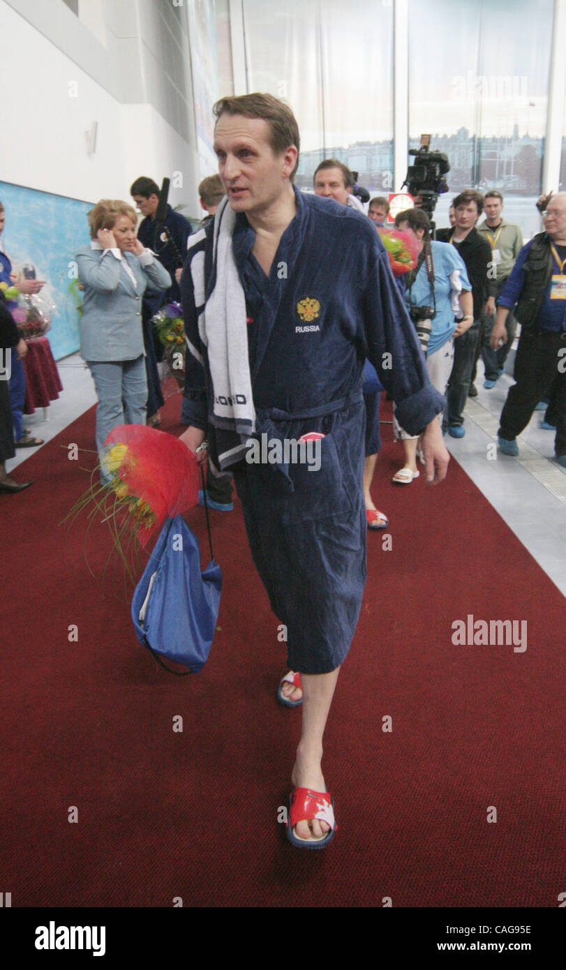 VIP-Wettschwimmen in Sankt Petersburg. Ersten Vize-Premier der russischen Regierung Sergei Naryshkin (r) (einer der Kreml nächstgelegene Mannes Präsidenten Putin) Teilnahme an der VIP-Wettschwimmen im Schwimmbad von St. Petersburg. Stockfoto