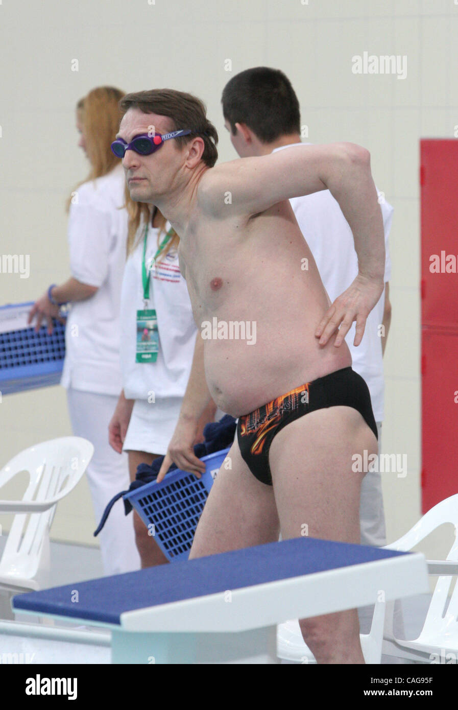 VIP-Wettschwimmen in Sankt Petersburg. Ersten Vize-Premier der russischen Regierung Sergei Naryshkin (C) (einer der Kreml nächstgelegene Mannes Präsidenten Putin) an der VIP-Wettschwimmen im Schwimmbad von St. Petersburg. Stockfoto