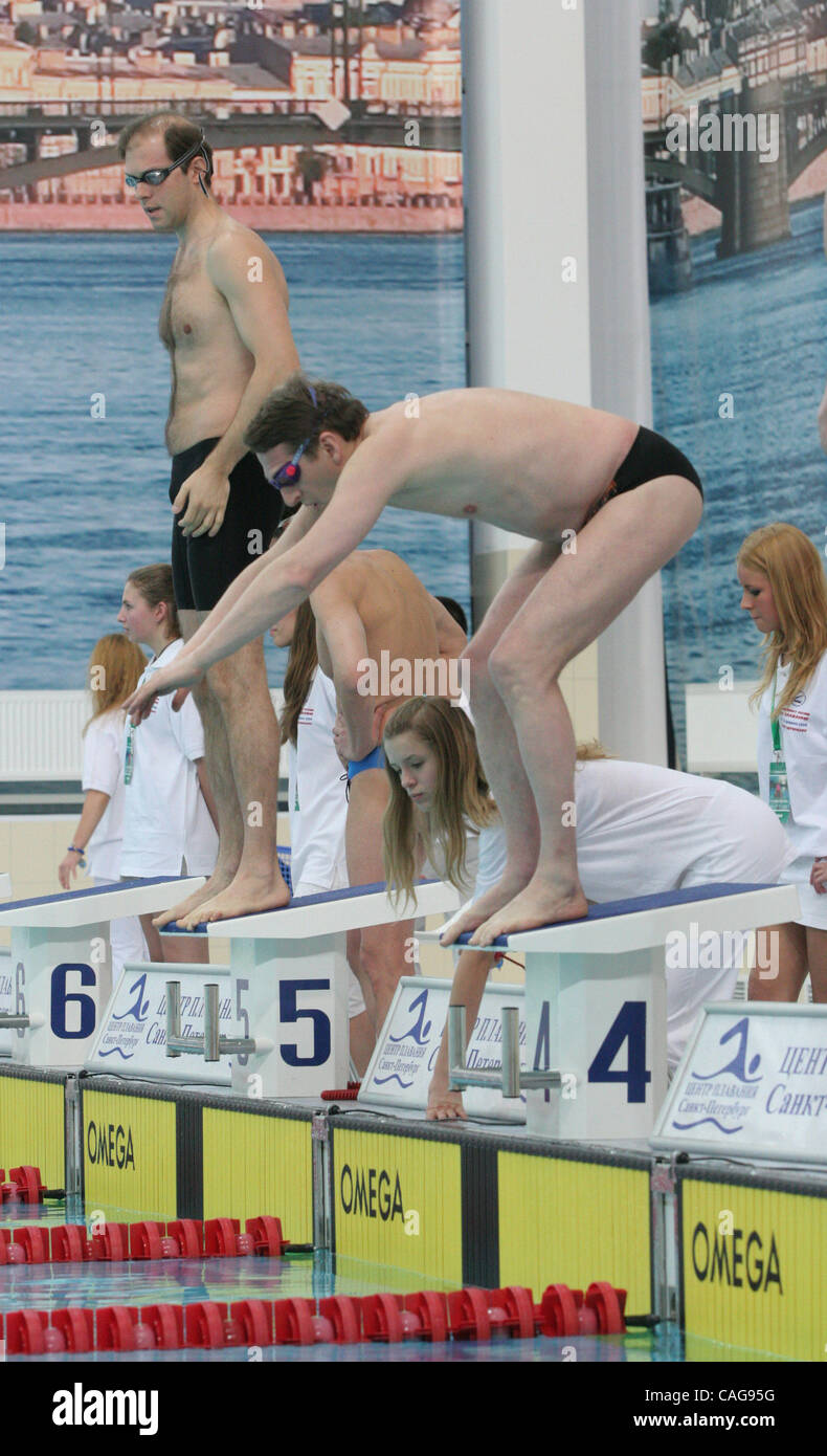 VIP-Wettschwimmen in Sankt Petersburg. Ersten Vize-Premier der russischen Regierung Sergei Naryshkin (r) (einer der Kreml nächstgelegene Mannes Präsidenten Putin) Teilnahme an der VIP-Wettschwimmen im Schwimmbad von St. Petersburg. Stockfoto