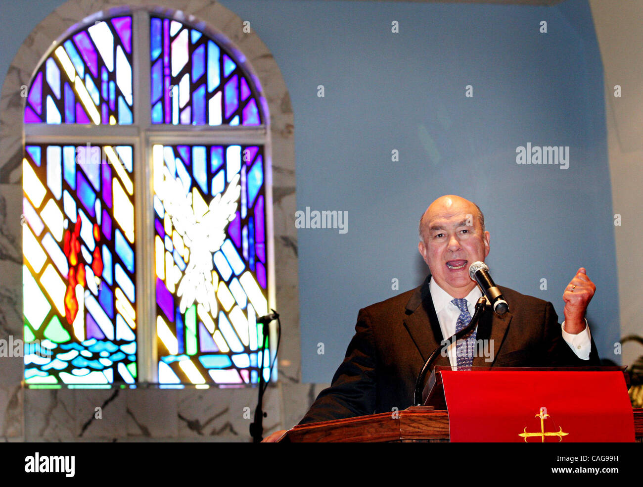 California State University Kanzler Charles Reed spricht vor Gläubigen als Bestandteil der "CSU Super Sonntag" am Glad Tidings Church of God in Christ Church in Hayward, Kalifornien, auf Sonntag, 17. Februar 2008. Die CSU-System arbeitet mit 17 Bay Area afroamerikanischen Kirche in einer Bemühung, zunehmend Stockfoto