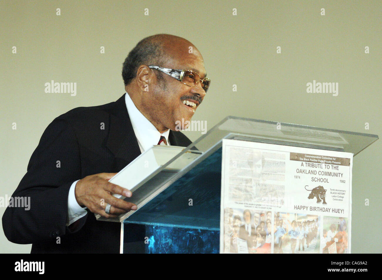 Dr. Melvin Newton, Bruder von Dr. Huey P. Newton der Mitbegründer der Black Panther Party spricht vor Publikum als Teil der Feier des zehnten jährlichen schwarz Geschichte Arbeit College in Oakland, Kalifornien, auf Sonntag, 17. Februar 2008.  (Ray Chavez/der Oakland Tribune) Stockfoto