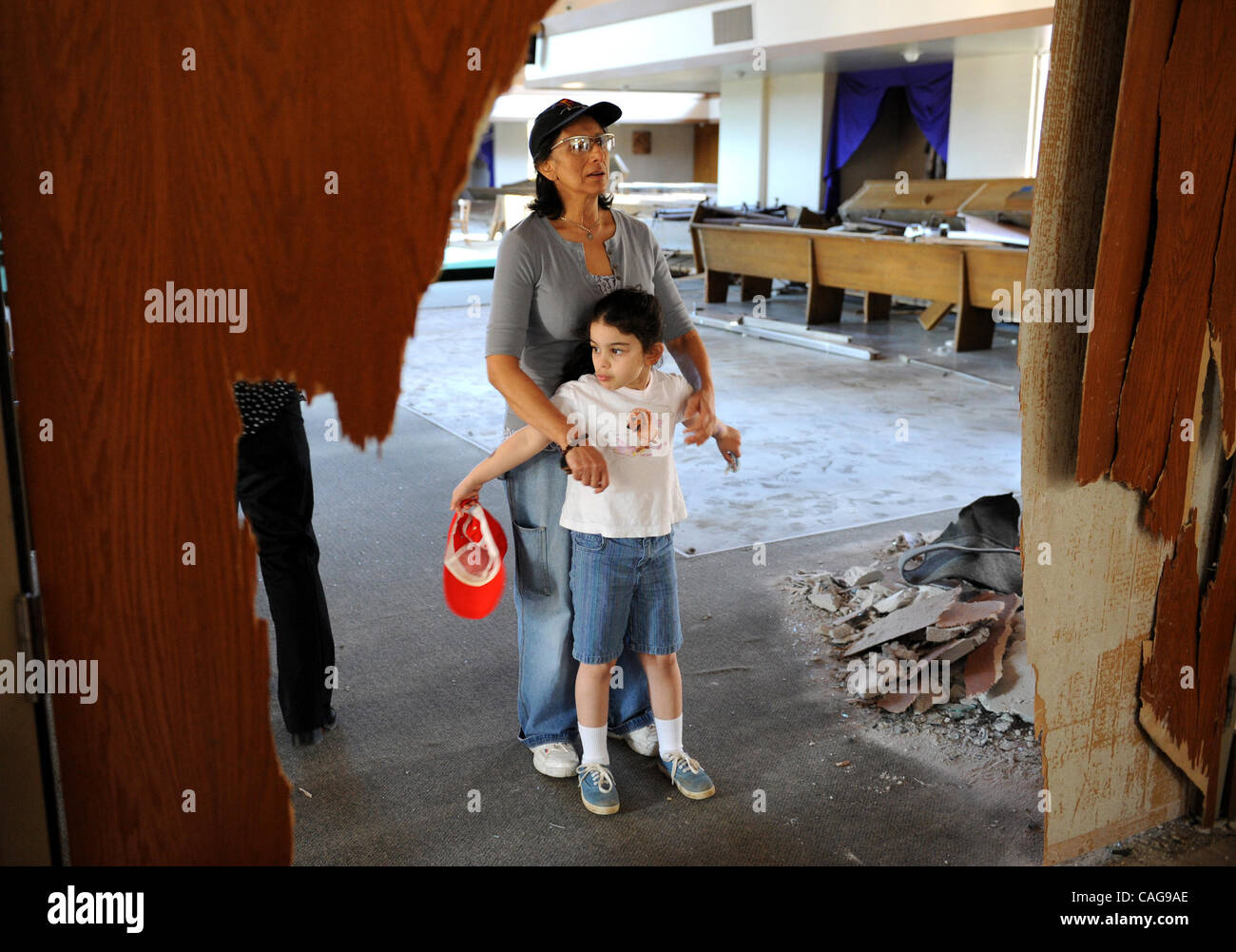 LEDE Lydia Melendez, Rancho Cordova und ihre Grandaughther Trinity Cuevas, 6, am Sonntag stehen auf dem Gelände ein van pflügte durch die Vordertür des St. John Vianney Parish in Rancho Cordova späten Samstagabend waren, Zerschlagung Kirchenbänke, krachte in eine Mauer und zur Ruhe kommen in der Nähe von dem Altar. Melendez, wa Stockfoto