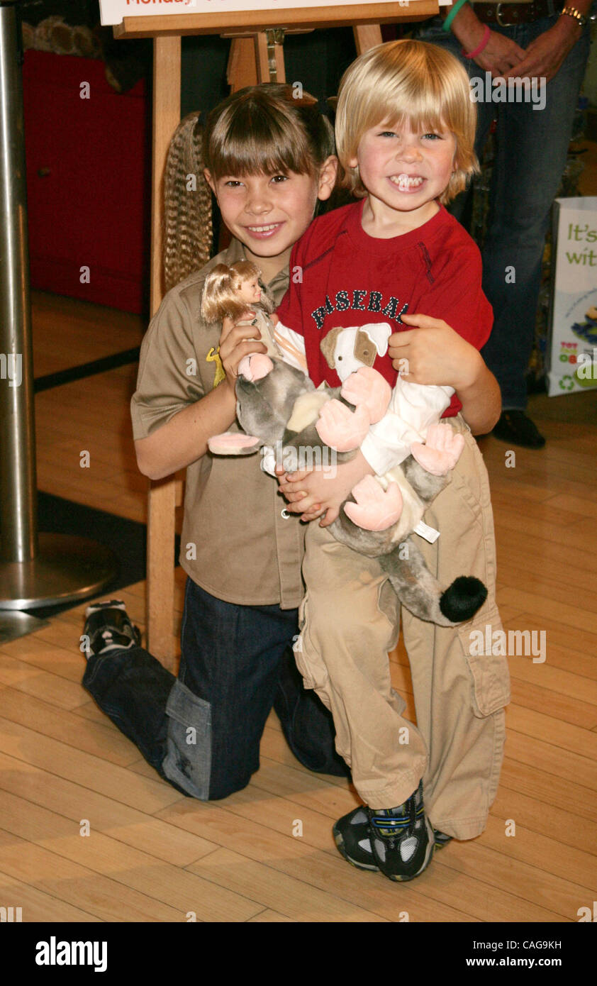 18. Februar 2008 - New York, NY, USA - BINDI IRWIN und ihr Bruder ROBERT IRWIN stellen die neuen wilden Republik Australien Zoo Bindi Spielzeuglinie bei FAO Schwarz gehalten. (Kredit-Bild: © Nancy Kaszerman/ZUMA Press) Stockfoto