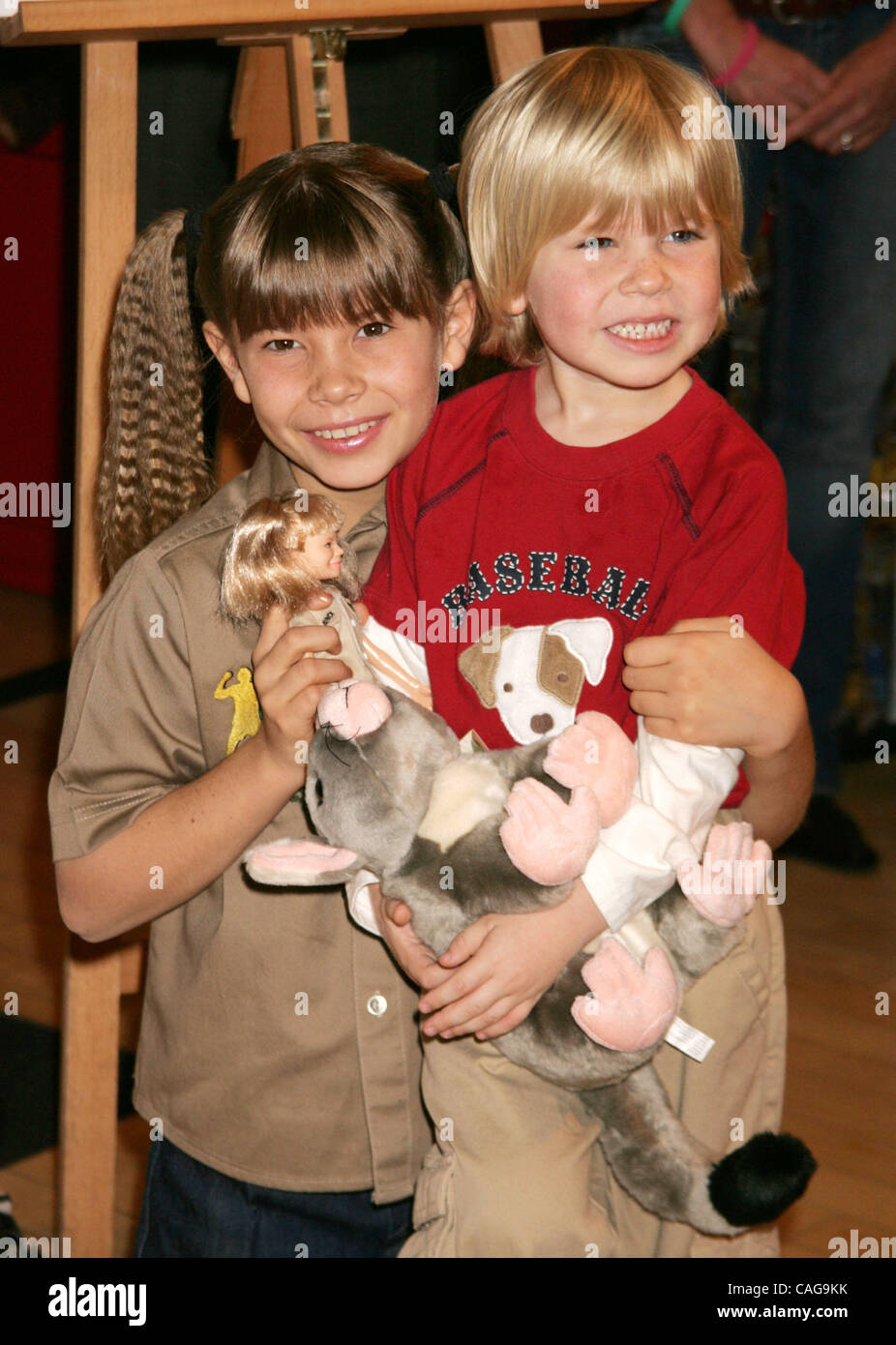 18. Februar 2008 - New York, NY, USA - BINDI IRWIN und ihr Bruder ROBERT IRWIN stellen die neuen wilden Republik Australien Zoo Bindi Spielzeuglinie bei FAO Schwarz gehalten. (Kredit-Bild: © Nancy Kaszerman/ZUMA Press) Stockfoto