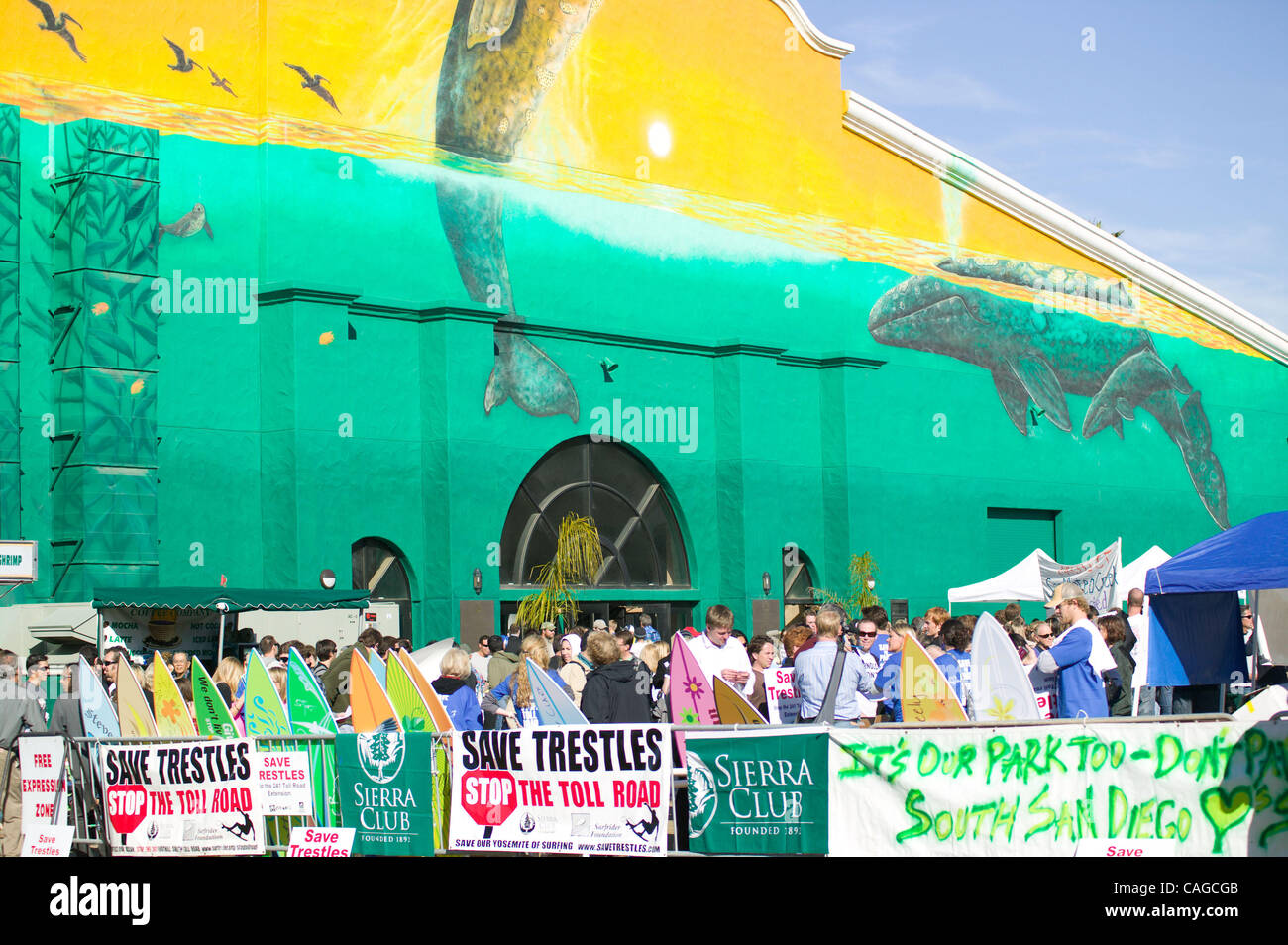 Serria Club, die Surfrider Foundation und andere Umweltgruppen gemacht stark zeigen gegen die vorgeschlagene 241 mautpflichtigen Straße Verlängerung in The California Coastal Kommissionssitzung an der Del Mar Fairgrounds in San Diego.  Die geplante Autobahn würde durchlaufen San Onofre State Beach Park und thr Stockfoto Serria Club, die Surfrider Foundation und andere Umweltgruppen gemacht stark zeigen gegen die vorgeschlagene 241 mautpflichtigen Straße Verlängerung in The California Coastal Kommissionssitzung an der Del Mar Fairgrounds in San Diego.  Die geplante Autobahn würde durchlaufen San Onofre State Beach Park und thr Stockfoto