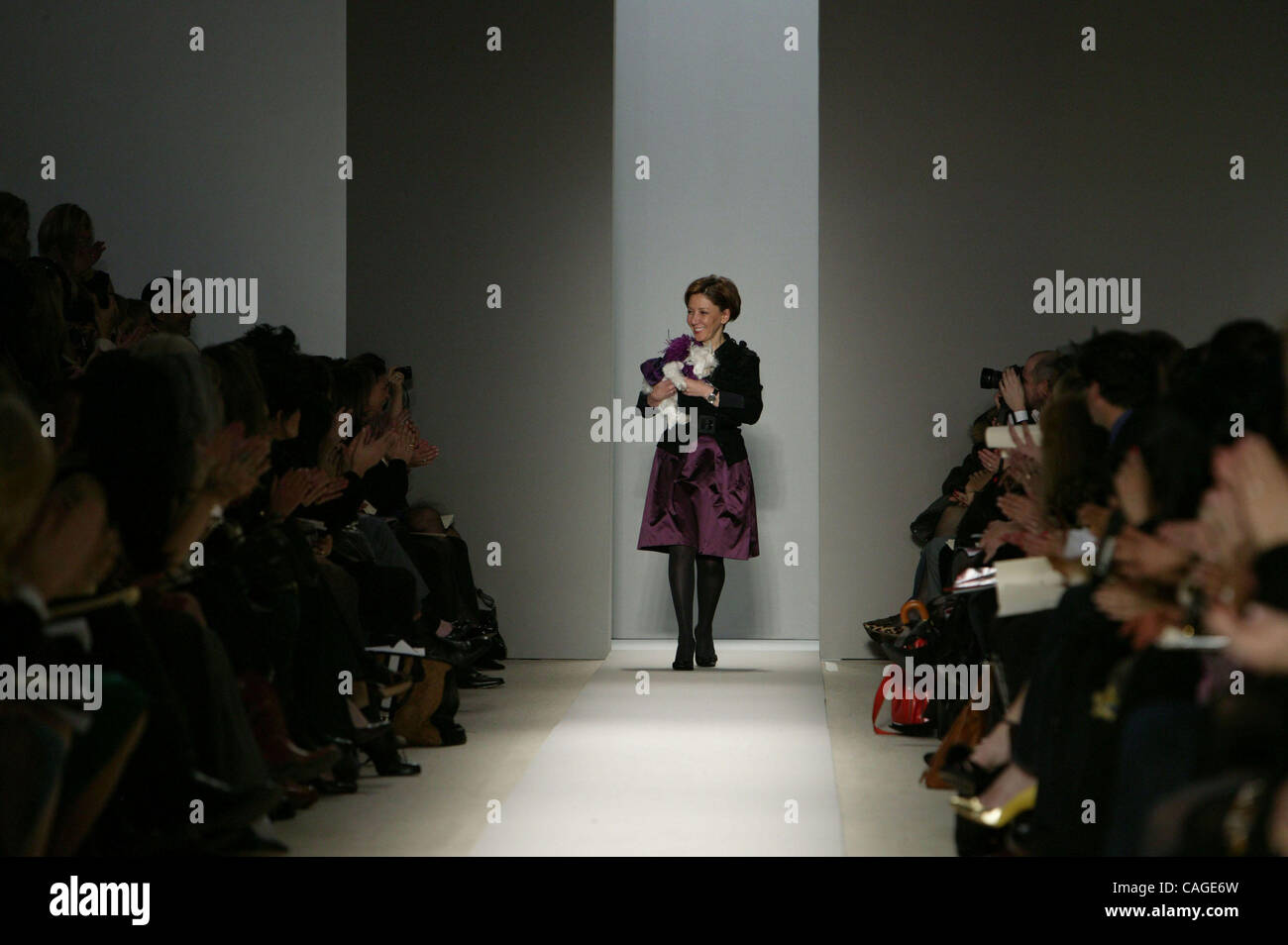 Designer REEM ACRA trägt ihr Hund während des Empfangs Applaus nach der REEM ACRA Herbst 2008 Fashion Show in New York City, für Mercedes-Benz Fashion Week. Stockfoto