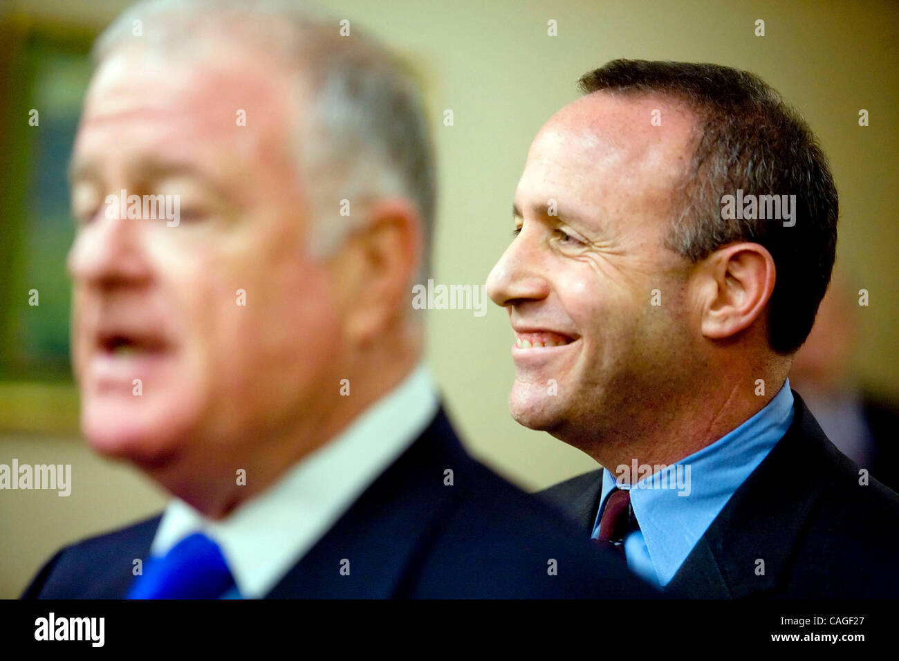 7. Februar 2008 - Sacramento, Kalifornien, USA - Senator DARRELL STEINBERG (R), D-Sacramento, als die nächste Ersatz für aktuelle Senatspräsident, DON PERATA, D-Oakland, während einer Pressekonferenz am Kapitol, Donnerstag, 7. Februar 2008 eingeführt.   (Kredit-Bild: © Brian Bär/Sacramento Bee/ZUM Stockfoto