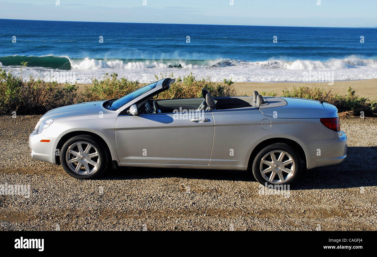 8. Februar 2008 - Los Angeles, Kalifornien, USA - alle neuen 2008 Chrysler Sebring Cabrio wirft wieder einmal das Dach im Segment Mittelklasse-Cabrio. (Kredit-Bild: © Harvey Schwartz/ZUMA Press) Einschränkungen: * Volltext verfügbar * Stockfoto