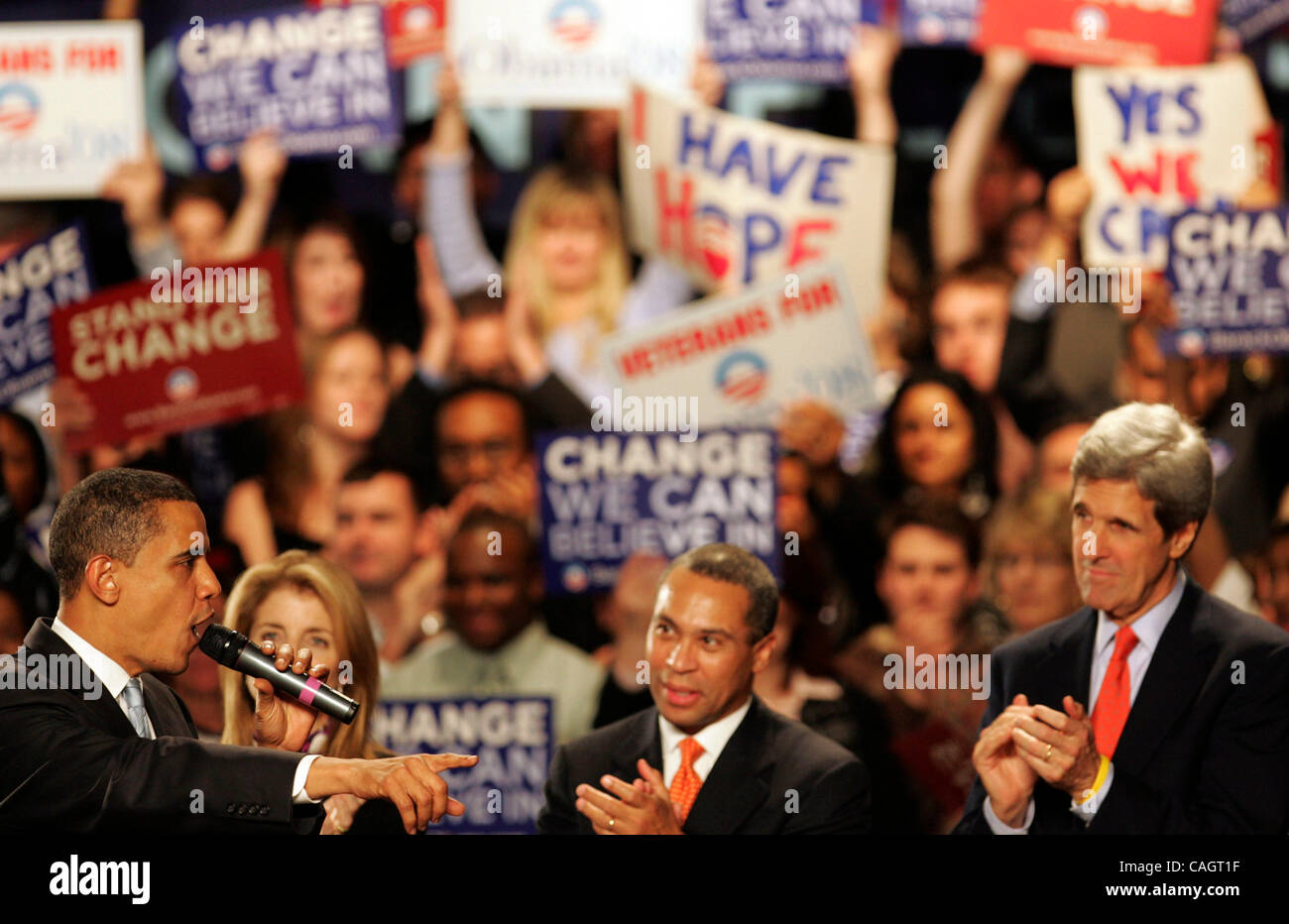 4. Februar 2008 demokratische Präsidentschaftskandidat Senator Barack Obama, sehen Gesten in Richtung eine Schar von Anhängern am Seaport World Trade Center als Caroline Kennedy, Gouverneur Deval Patrick und Senator John Kerry während einer Kampagne Stop in Boston. Stockfoto