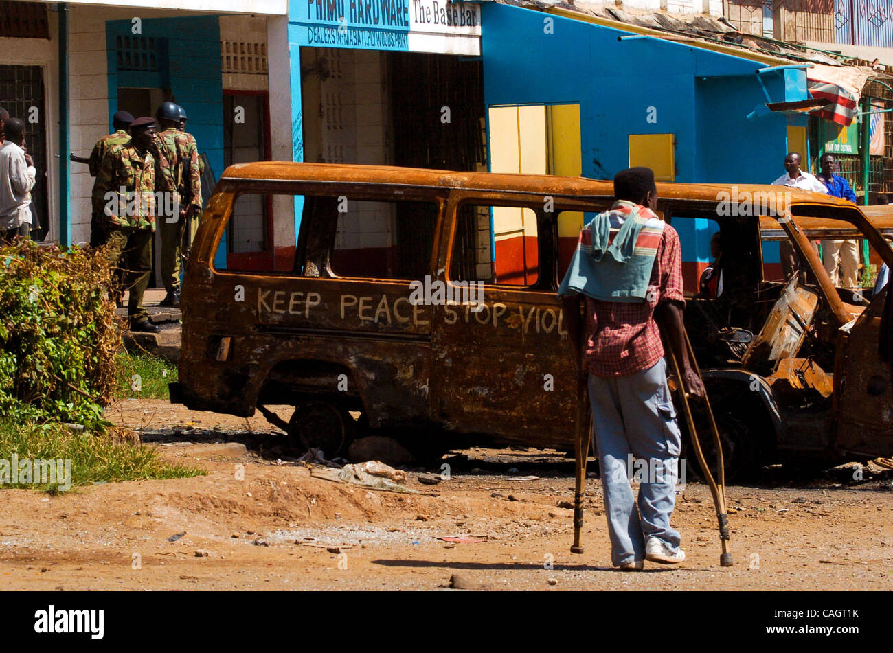 4. Februar 2008 - wurden Nairobi, Kenia - wie Schüsse rockt die Stadt Nakuru, 25 Menschen wurden getötet, Samstag, im laufenden ethnische Gewalt nach den Wahlen, der Staub scheint sich in den härtesten Kollisionsbereich Nairobi, Kibera Slum. Obwohl das Gebiet immer noch angespannt mit Straßensperren in der gesamten Region und Stockfoto