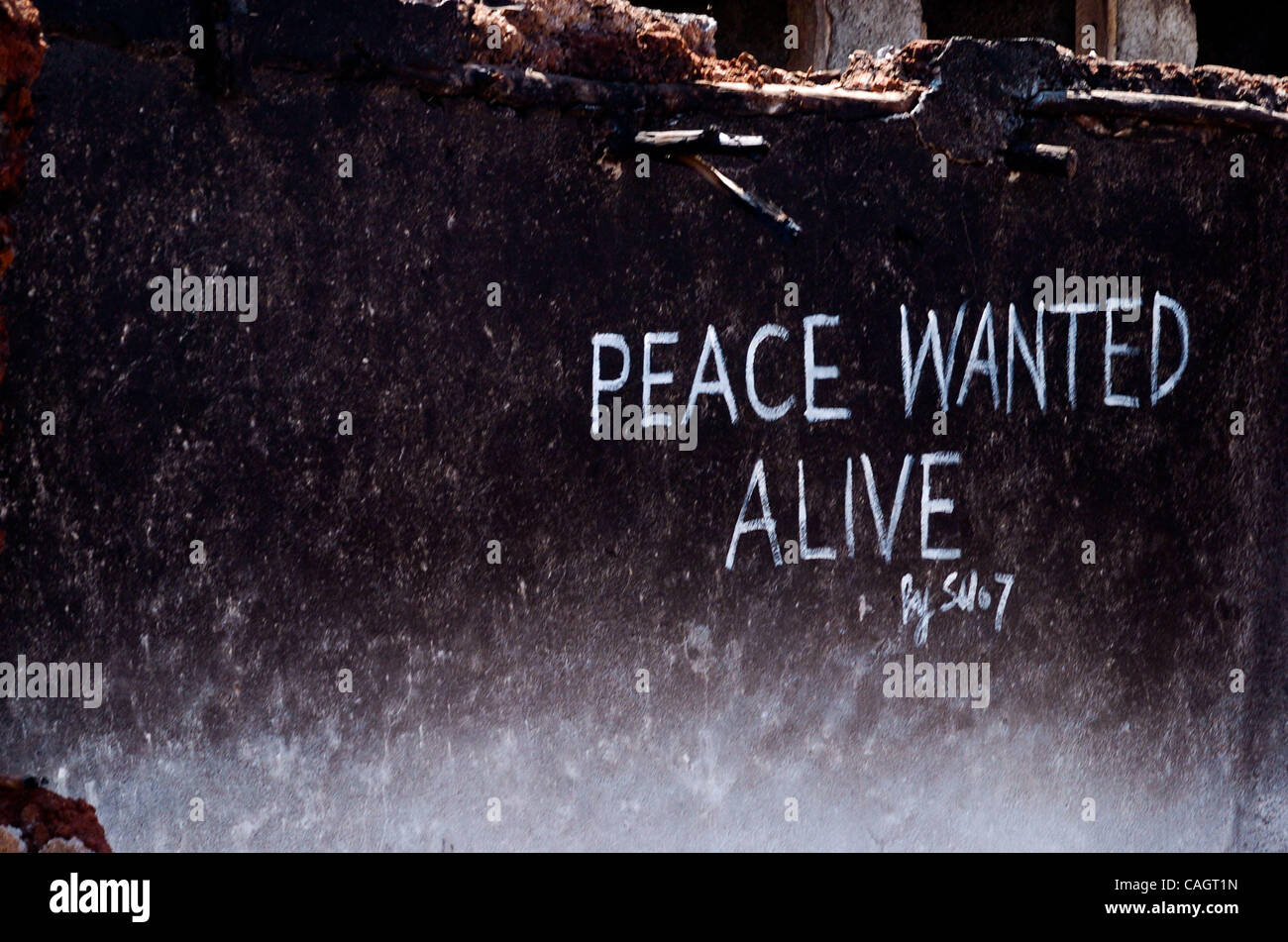 4. Februar 2008 - wurden Nairobi, Kenia - wie Schüsse rockt die Stadt Nakuru, 25 Menschen wurden getötet, Samstag, im laufenden ethnische Gewalt nach den Wahlen, der Staub scheint sich in den härtesten Kollisionsbereich Nairobi, Kibera Slum. Obwohl das Gebiet immer noch angespannt mit Straßensperren in der gesamten Region und Stockfoto