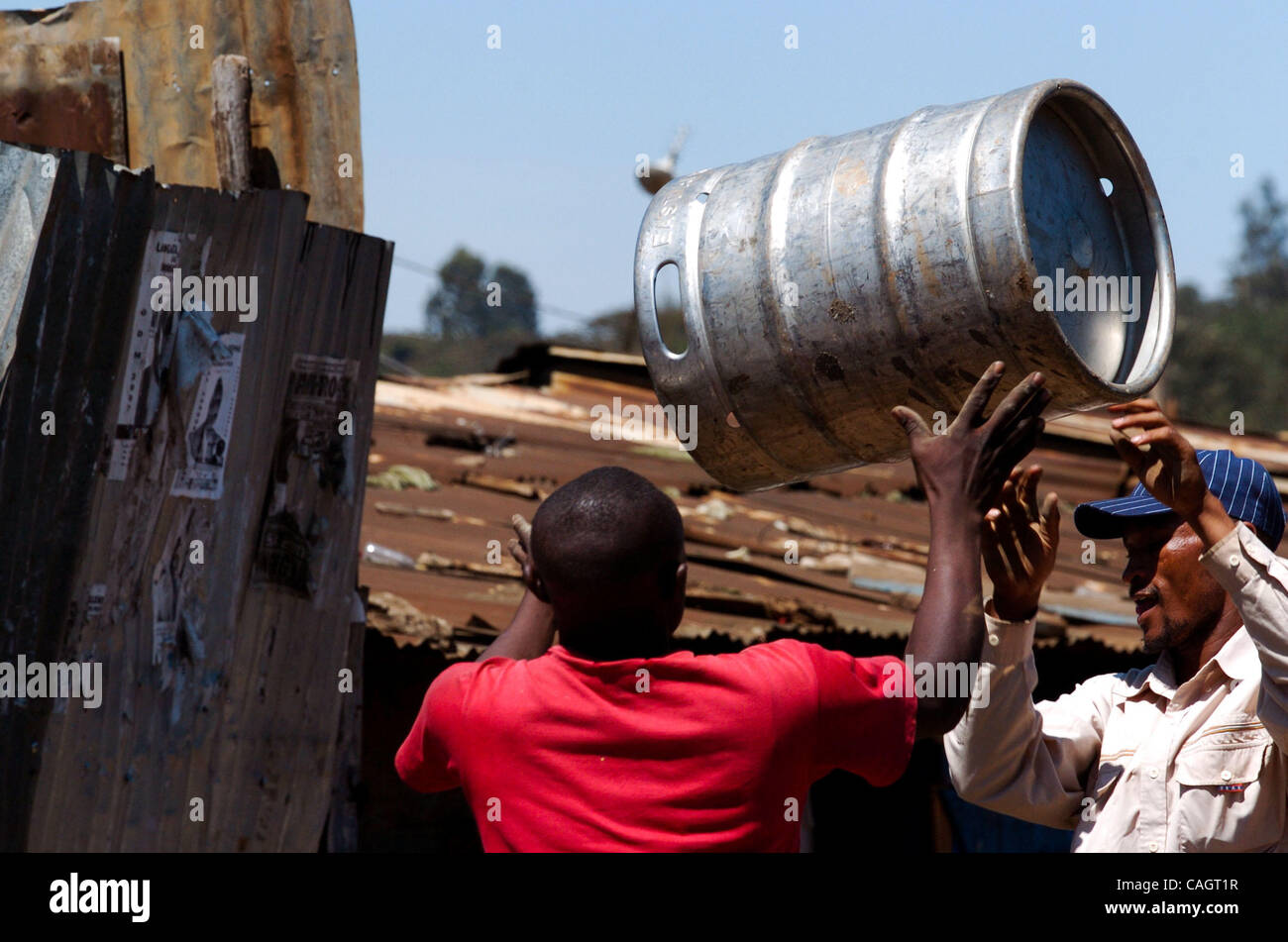 4. Februar 2008 - wurden Nairobi, Kenia - wie Schüsse rockt die Stadt Nakuru, 25 Menschen wurden getötet, Samstag, im laufenden ethnische Gewalt nach den Wahlen, der Staub scheint sich in den härtesten Kollisionsbereich Nairobi, Kibera Slum. Obwohl das Gebiet immer noch angespannt mit Straßensperren in der gesamten Region und Stockfoto