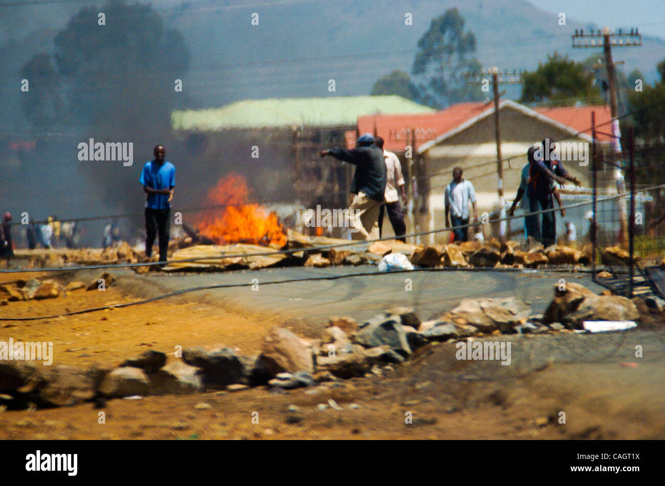 4. Februar 2008 - wurden Nairobi, Kenia - wie Schüsse rockt die Stadt Nakuru, 25 Menschen wurden getötet, Samstag, im laufenden ethnische Gewalt nach den Wahlen, der Staub scheint sich in den härtesten Kollisionsbereich Nairobi, Kibera Slum. Obwohl das Gebiet immer noch angespannt mit Straßensperren in der gesamten Region und Stockfoto