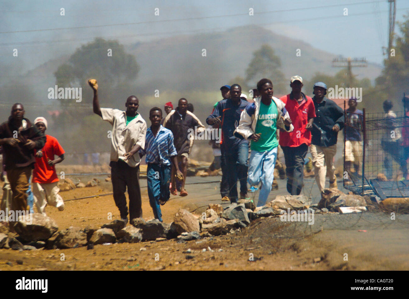 4. Februar 2008 - wurden Nairobi, Kenia - wie Schüsse rockt die Stadt Nakuru, 25 Menschen wurden getötet, Samstag, im laufenden ethnische Gewalt nach den Wahlen, der Staub scheint sich in den härtesten Kollisionsbereich Nairobi, Kibera Slum. Obwohl das Gebiet immer noch angespannt mit Straßensperren in der gesamten Region und Stockfoto