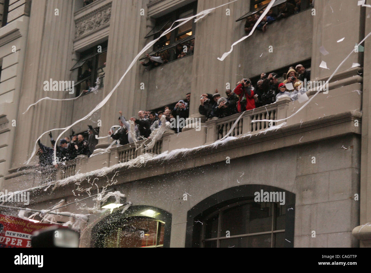 5. Februar 2008 - New York, NY, USA - New York Giants-Fans feiern den Super Bowl XLII Sieg während der Konfettiparade in den Canyon Heros in Lower Manhattan. (Kredit-Bild: © Nancy Kaszerman/ZUMA Press) Stockfoto