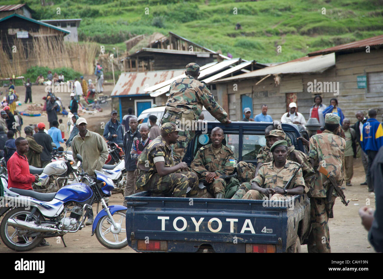 Kongolesische Regierungstruppen mit ruandischen Soldaten und CNDP unterwegs in Mushake, demokratische Republik Kongo Stockfoto