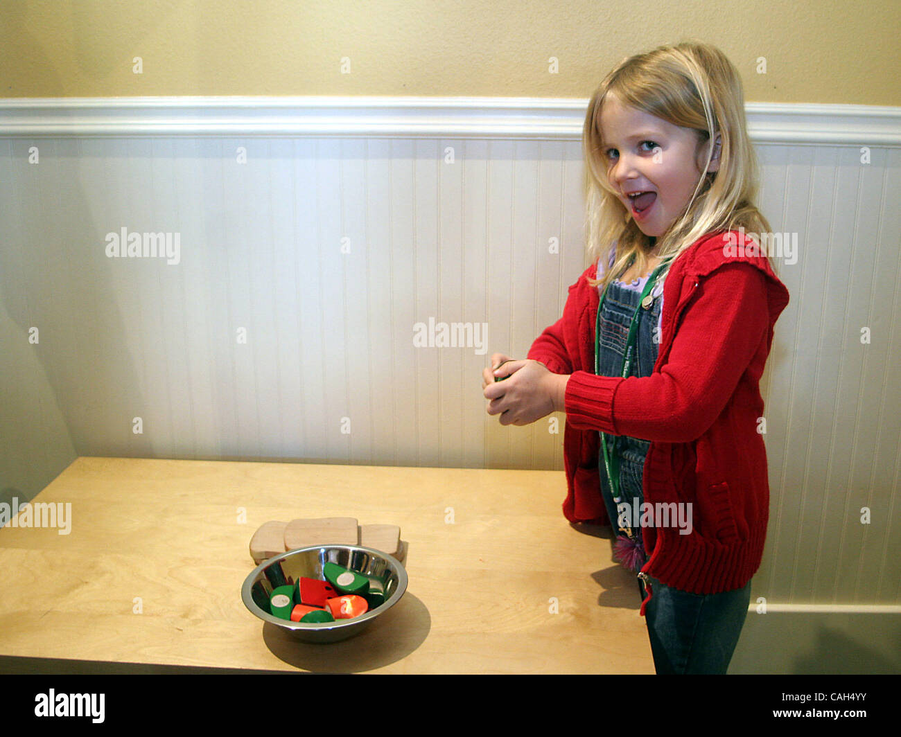 Sydney Taylor, 5 Jahre alt und Tochter von Ladenbesitzer Stephanie Sala, spielt mit bemalten Holzspielzeug bei Five Little Monkeys Spielzeugladen in Albany, Kalifornien auf Mittwoch, 30. Januar 2008. Die Farbe auf dem Spielzeug wurde getestet und ist bleifrei. (Dean Coppola/Contra Costa Times) Stockfoto