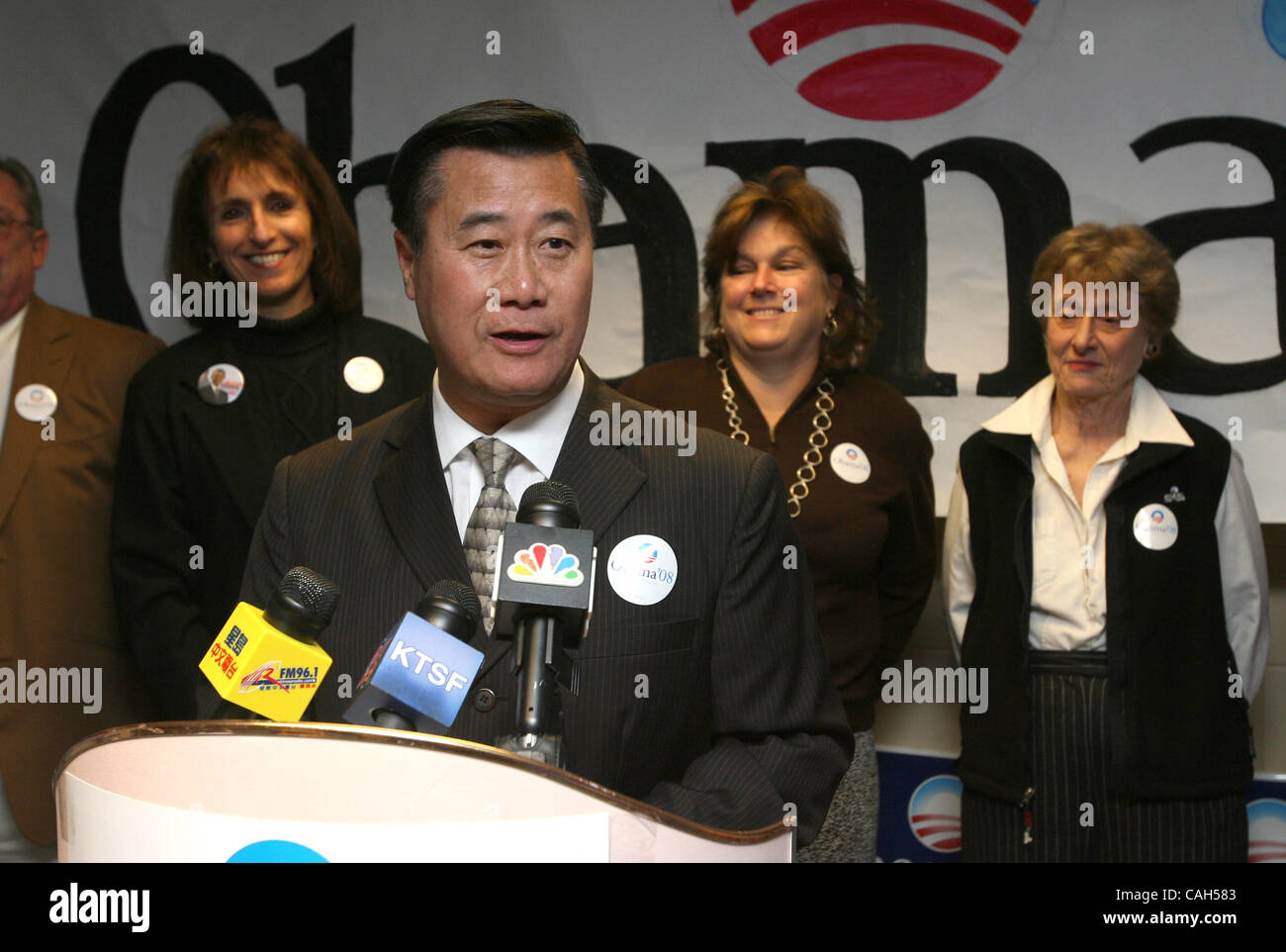 Kalifornien Senator Leland Yee hat US-Senator Barack Obama für Präsident Obama-Wahlkampf-Hauptquartier in South San Franicsco, Kalifornien, Donnerstag, 31. Januar 2008 offiziell gebilligt. Lee, beschlossen ein wichtiger Unterstützer von John Edwards, Obama zu unterstützen, nachdem Edwards aus dem Rennen ausgeschieden. San Mateo Graf Stockfoto